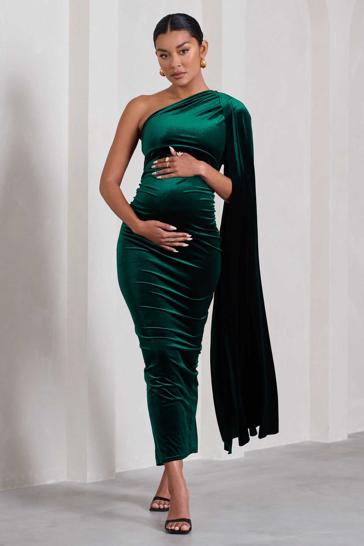 Amaryllis | Flaschengrünes Samt-Umstandskleid mit einer Schulter und Cape-Ärmel im Maxi-Stil.