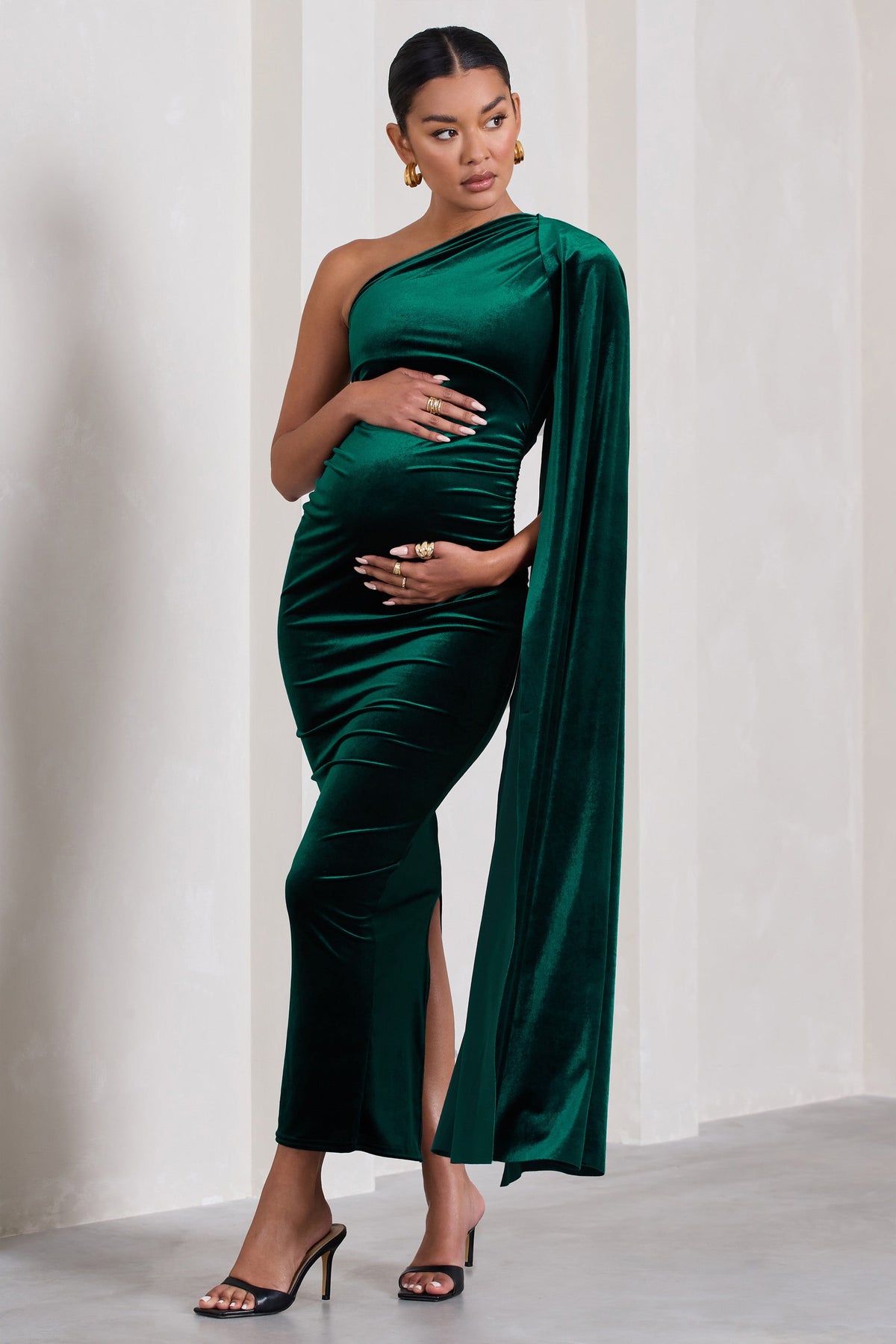 Amaryllis | Flaschengrünes Samt-Umstandskleid mit einer Schulter und Cape-Ärmel im Maxi-Stil.