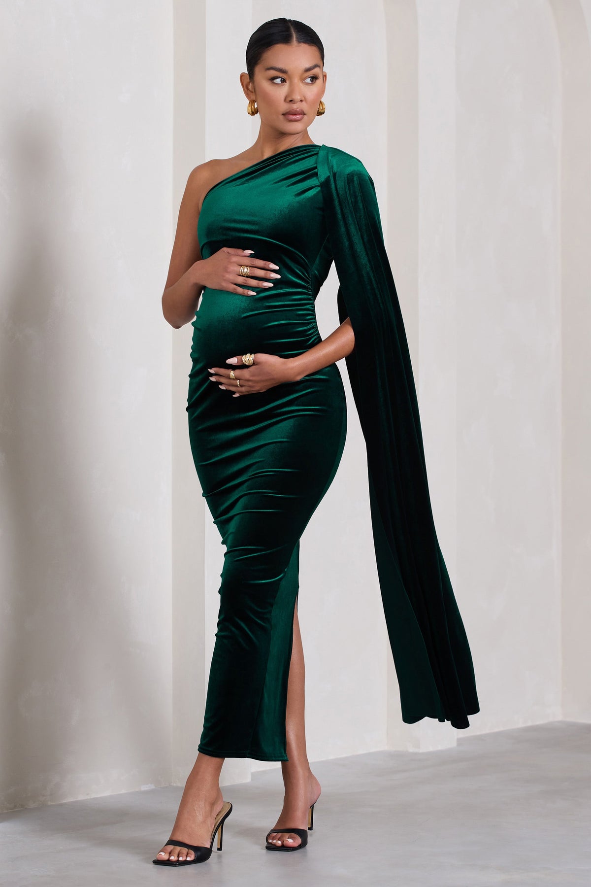 Amaryllis | Flaschengrünes Samt-Umstandskleid mit einer Schulter und Cape-Ärmel im Maxi-Stil.