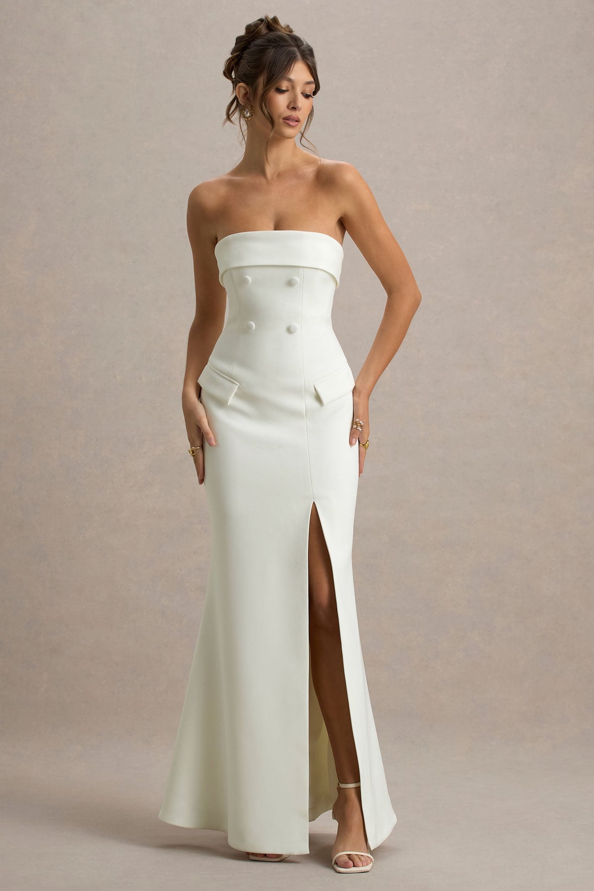 Lucia | Cremefarbenes Bandeau-Maxikleid mit Schlitz im Tailored-Stil
