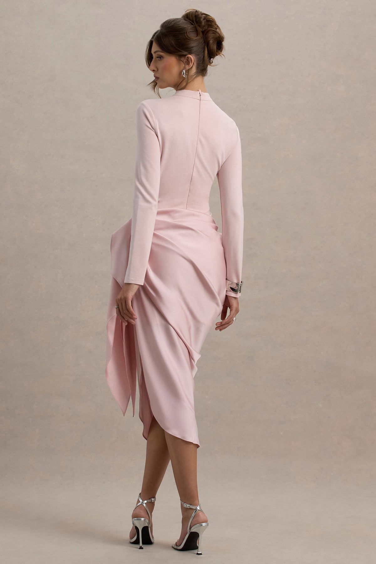 Raffie | Rosafarbenes Langarm-Midikleid mit Satin-Wickelrock