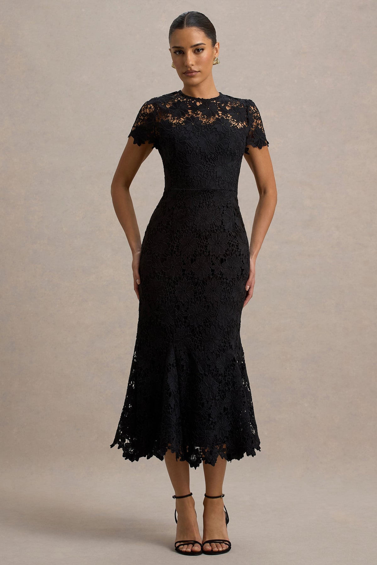 Clarissa | Schwarzes Spitzen-Midikleid mit kurzen Ärmeln und Faltenrock.