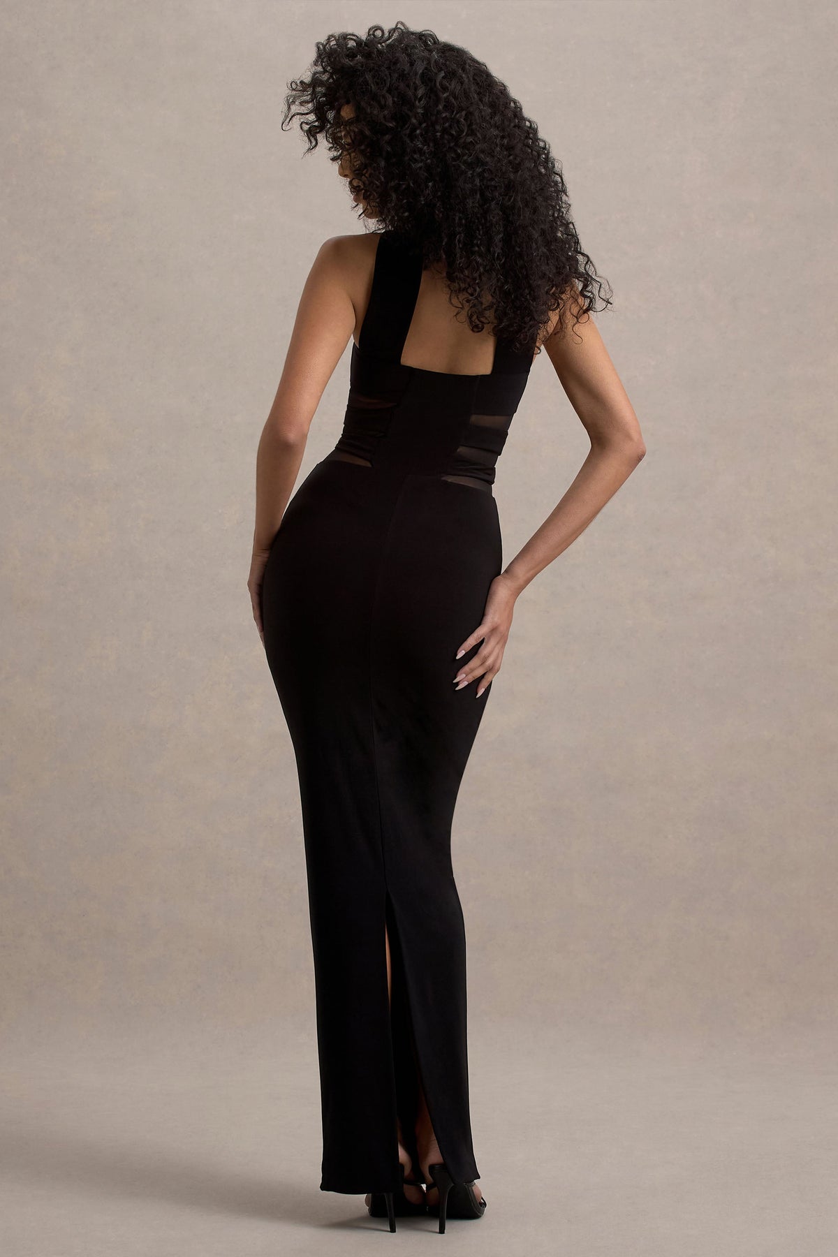 Gaia | Schwarzes Maxikleid mit hohem Ausschnitt und Cut-Outs