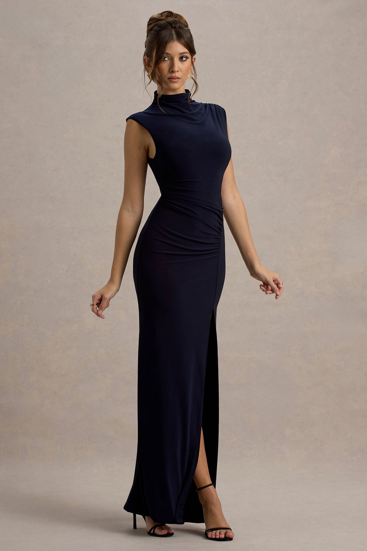 Lanetta | Marinenblaues Maxikleid mit Raffung, hohem Kragen und Schlitz