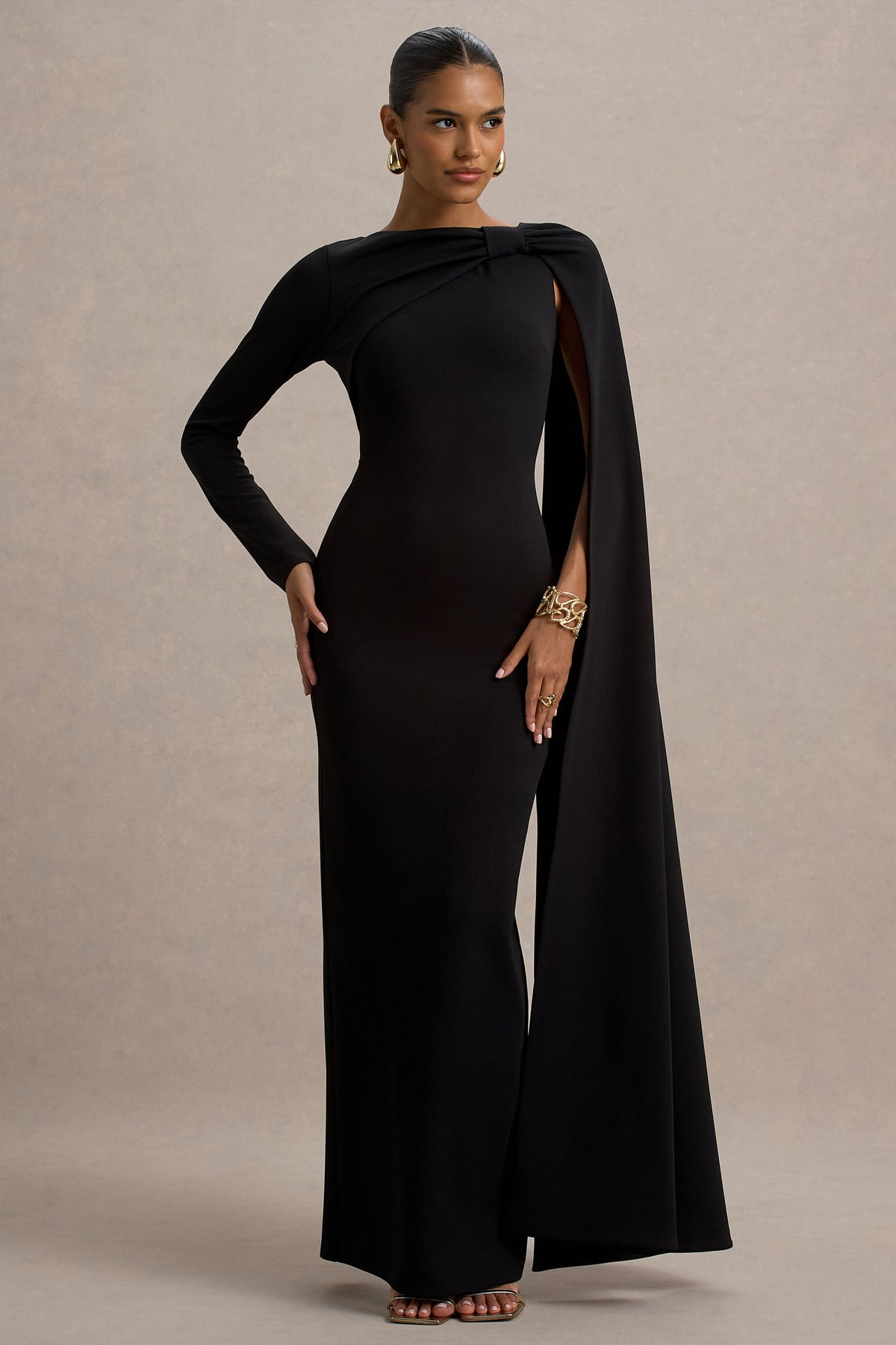Frances | Schwarzes Maxikleid mit hohem Kragen und Cape-Detail.