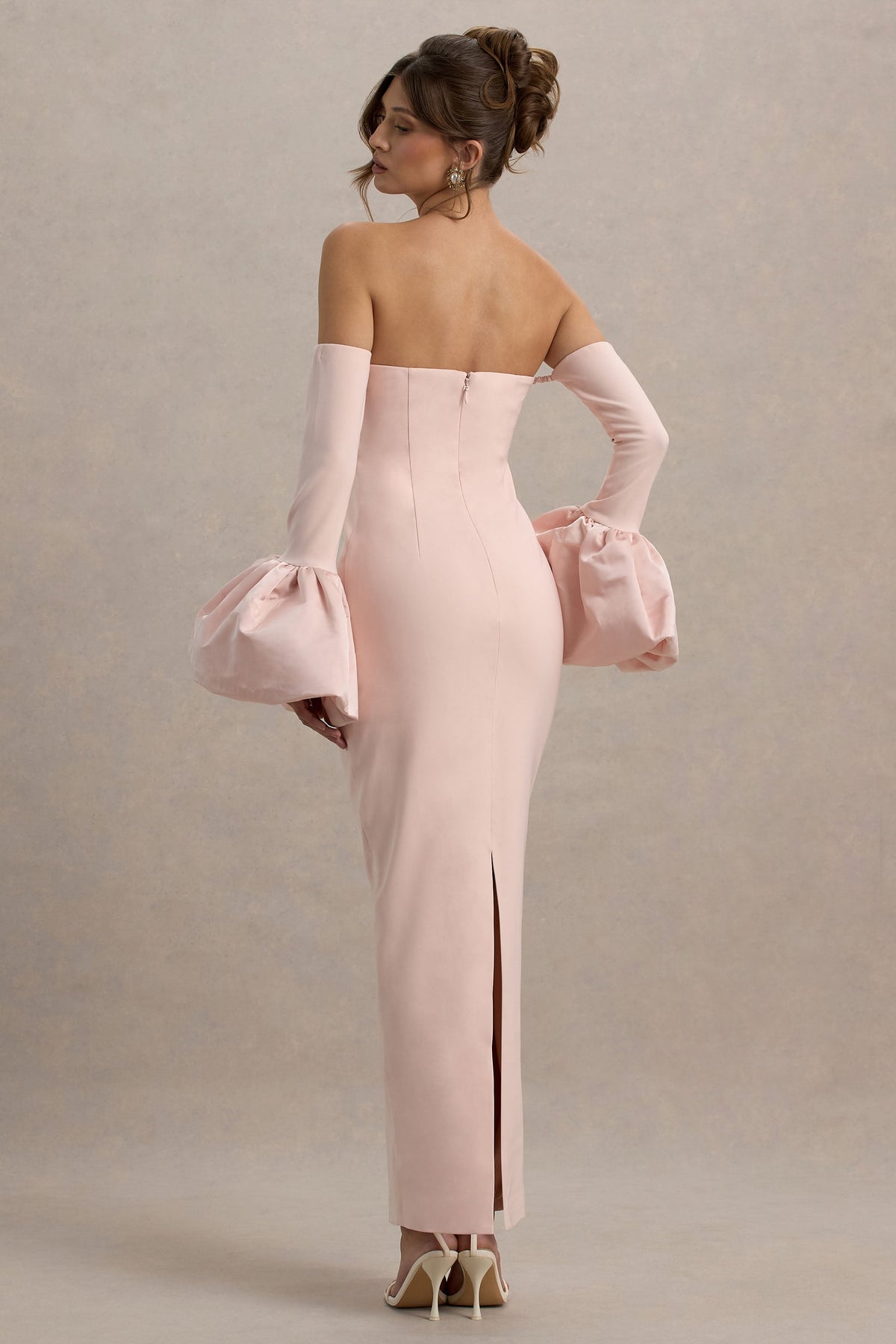 Myah | Rosafarbenes Bandeau-Maxikleid mit langen Ärmeln und Puffbündchen.