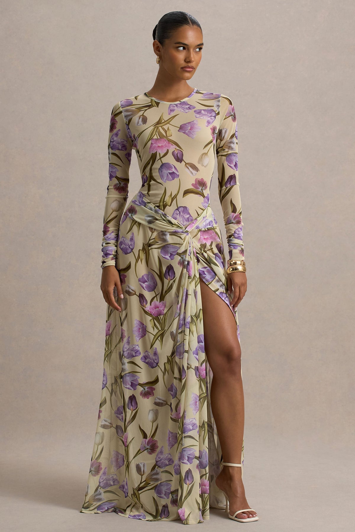 Koami | Gelbes Maxikleid mit Blumenmuster, langen Ärmeln und hohem Schlitz