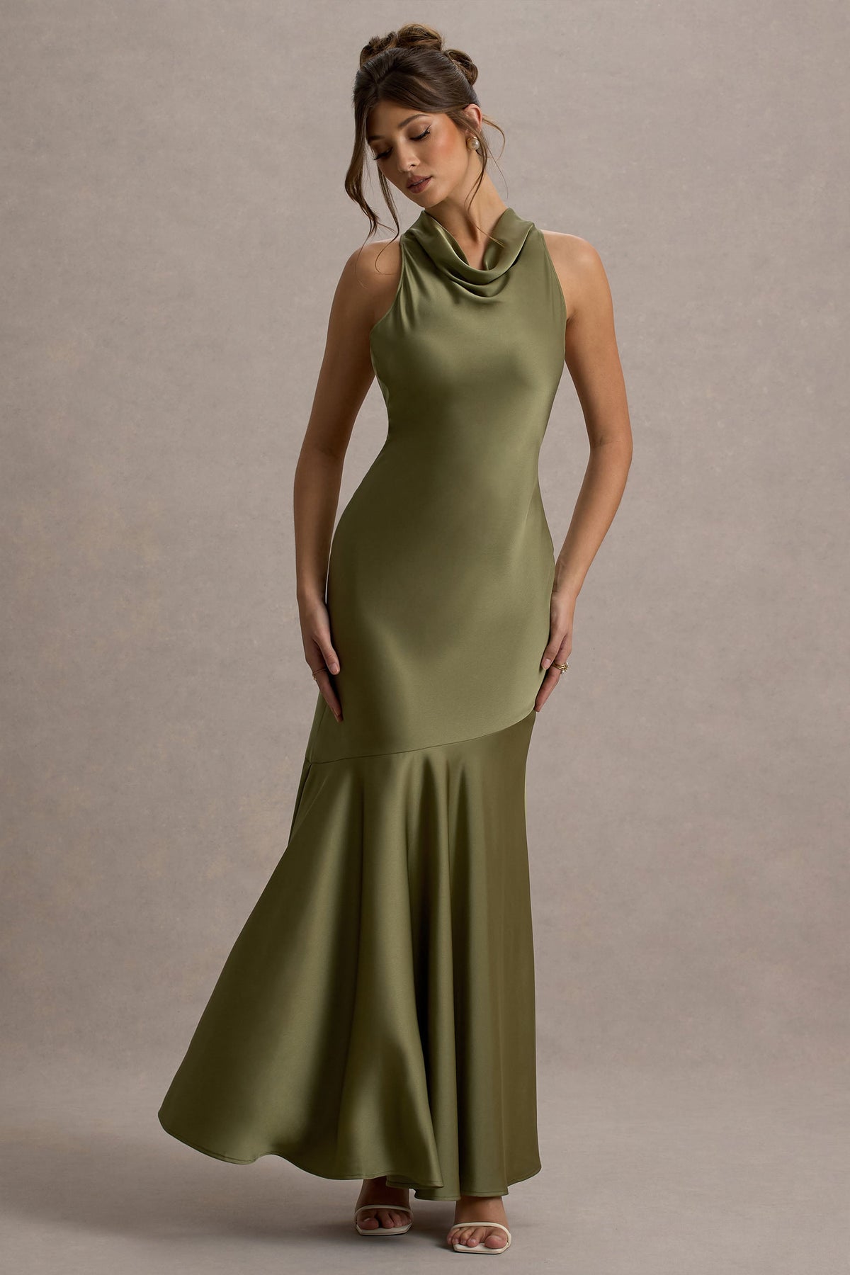 Amelita | Khakifarbenes Satin-Maxikleid mit Wasserfallausschnitt
