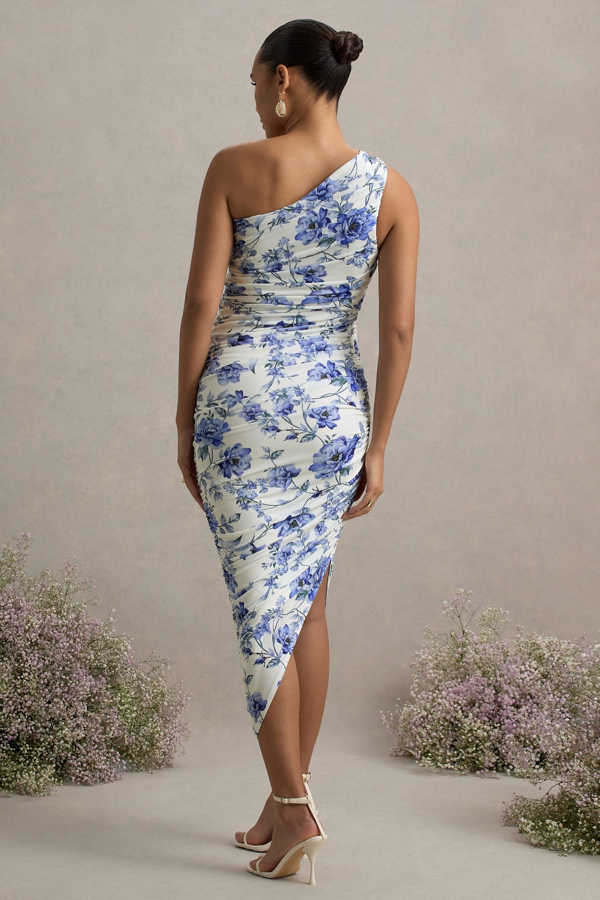Late Night | Blaues Umstandsmidikleid mit Blumenmuster und geraffter Ein-Schulter-Optik
