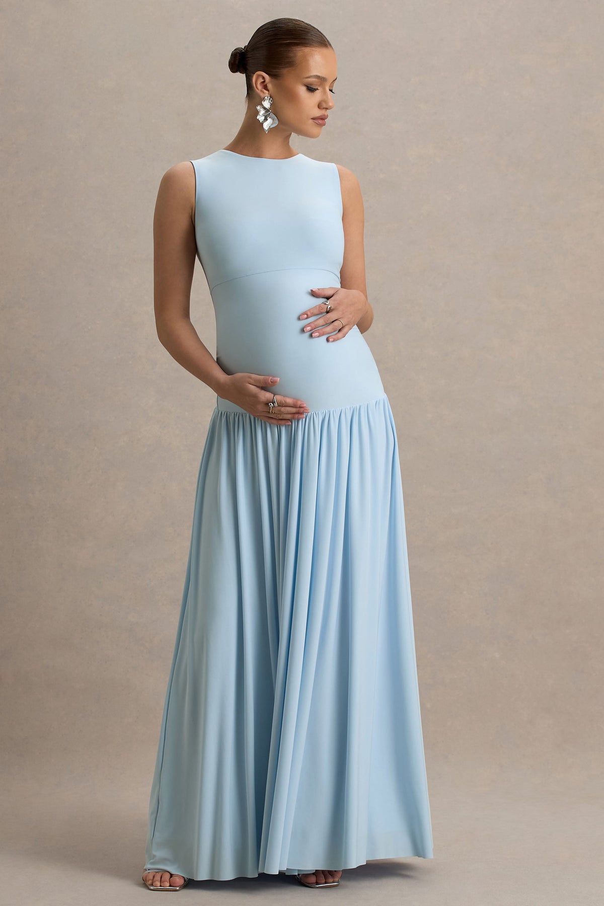 Outline | Puderblaues Umstands-Maxikleid mit hohem Kragen und drapiertem Rock