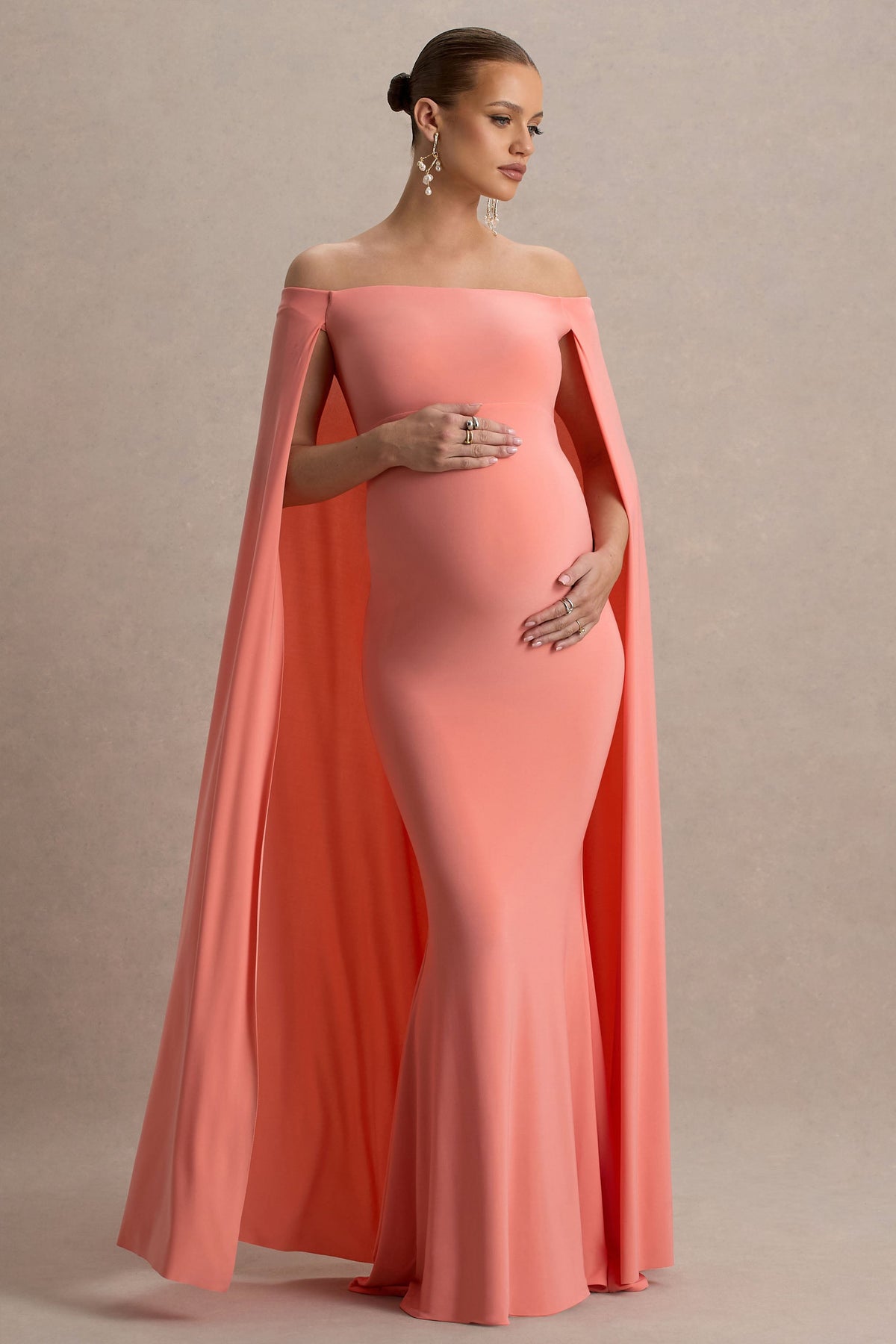 Radiance | Coral Bardot-Umstands-Maxikleid mit Cape