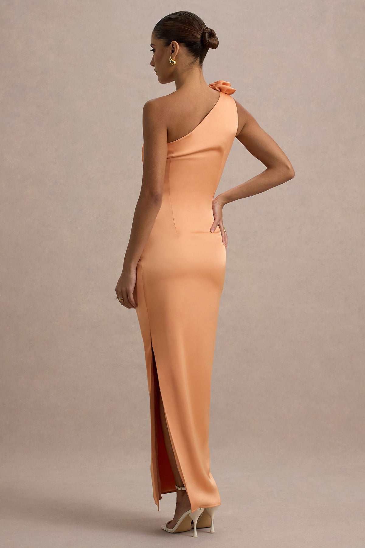 Janette | Pfirsichfarbenes Satin-Maxikleid mit einer Schulter, Schlitz und Corsage