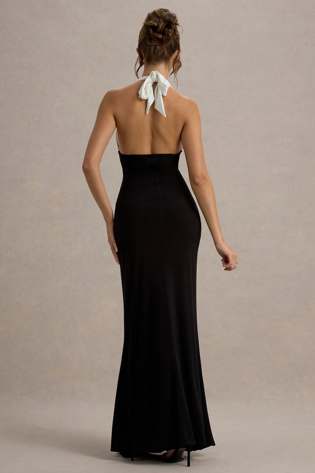Payton | Schwarz-weißes, gerafftes Halterneck-Maxikleid