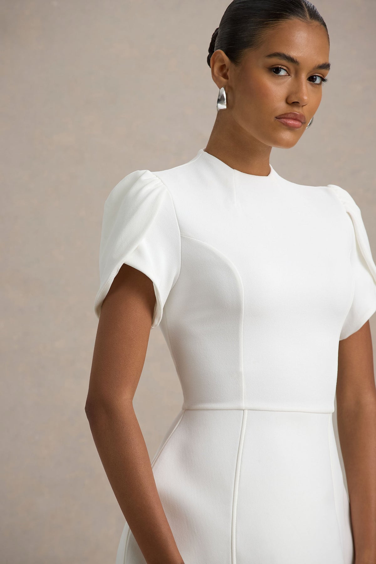 Carabella | Weißes Mini-Kleid mit hohem Kragen und kurzen Ärmeln