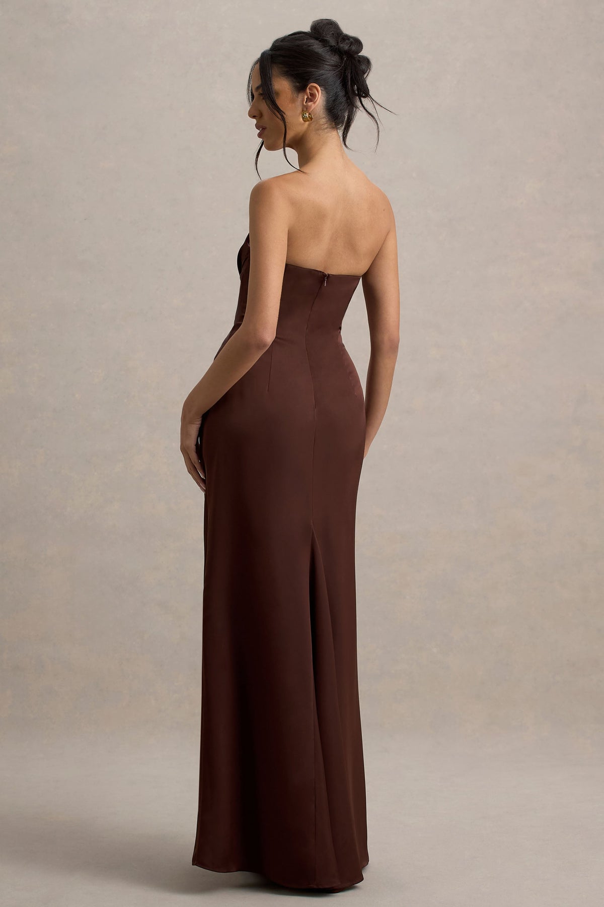Mackenzie | Braunes Satinkleid mit tiefem Ausschnitt und drapiertem Maxi-Design