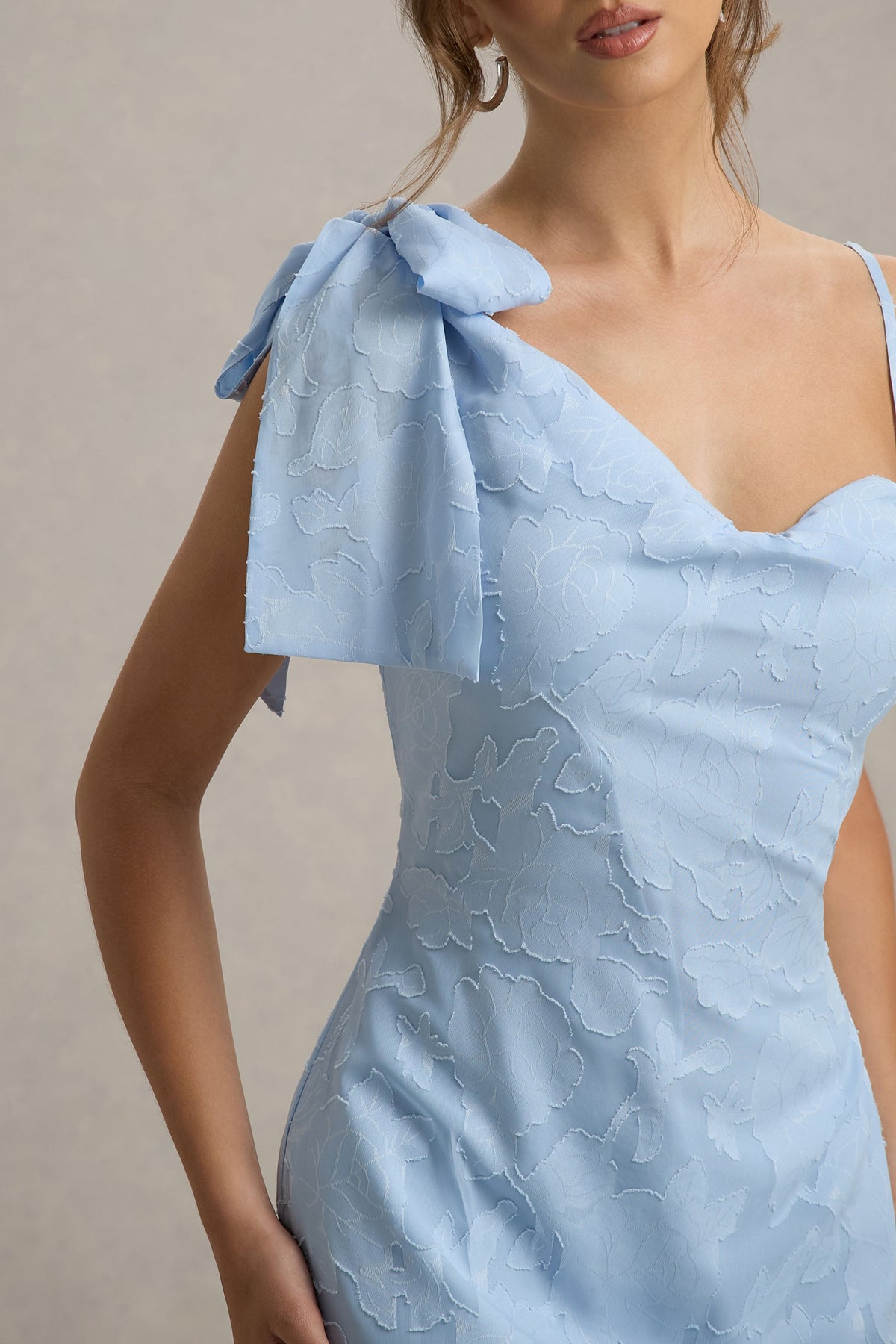 Chyna | Hellblaues Maxikleid mit Wasserfallausschnitt und Schleifenträger