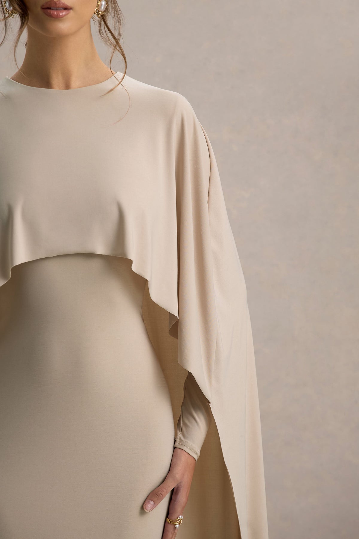 Belinda | Champagnerfarbiges drapiertes Maxikleid mit Capeärmeln