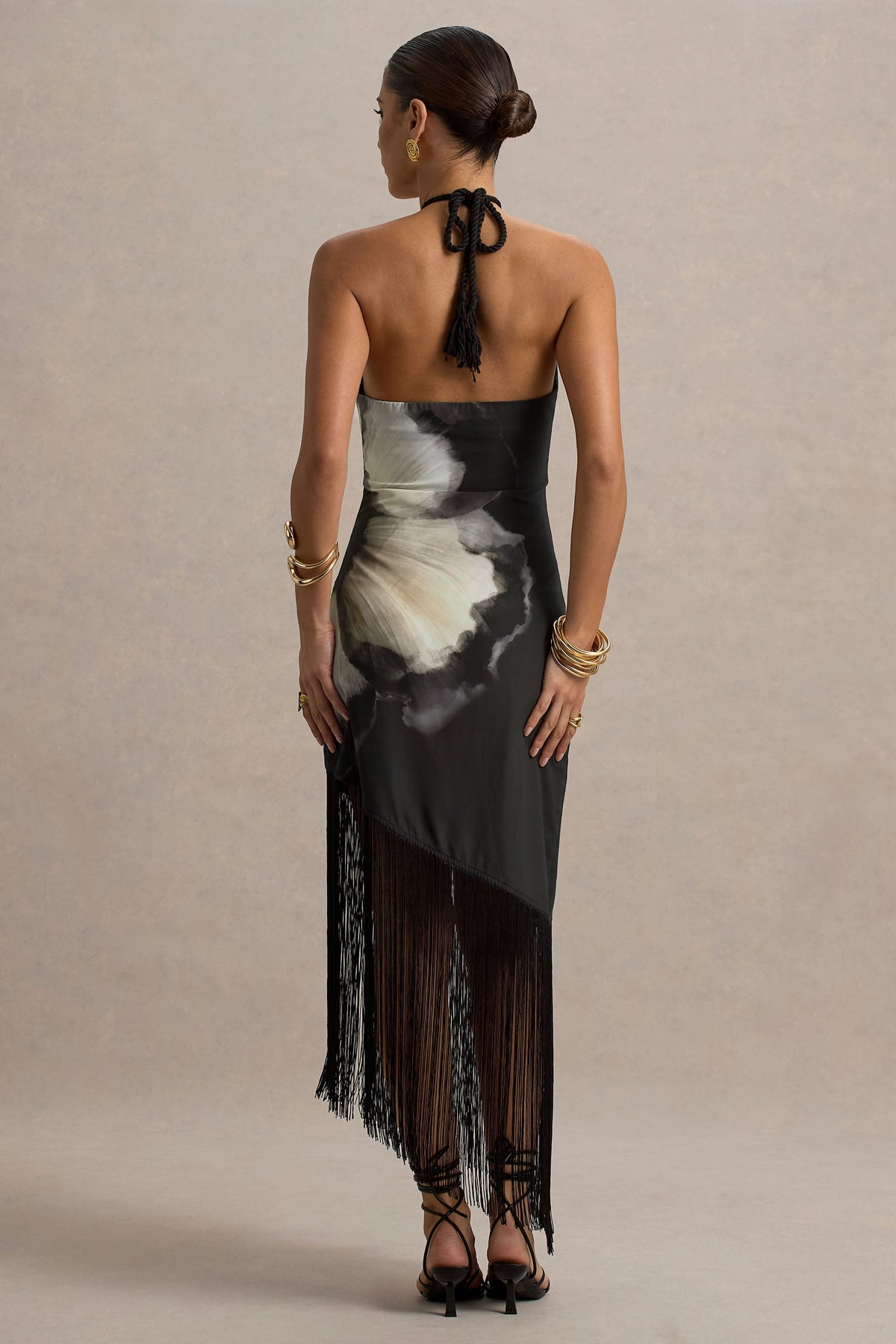 Dhalia | Schwarzes Maxikleid mit Blumenmuster, Halterneck und Fransen