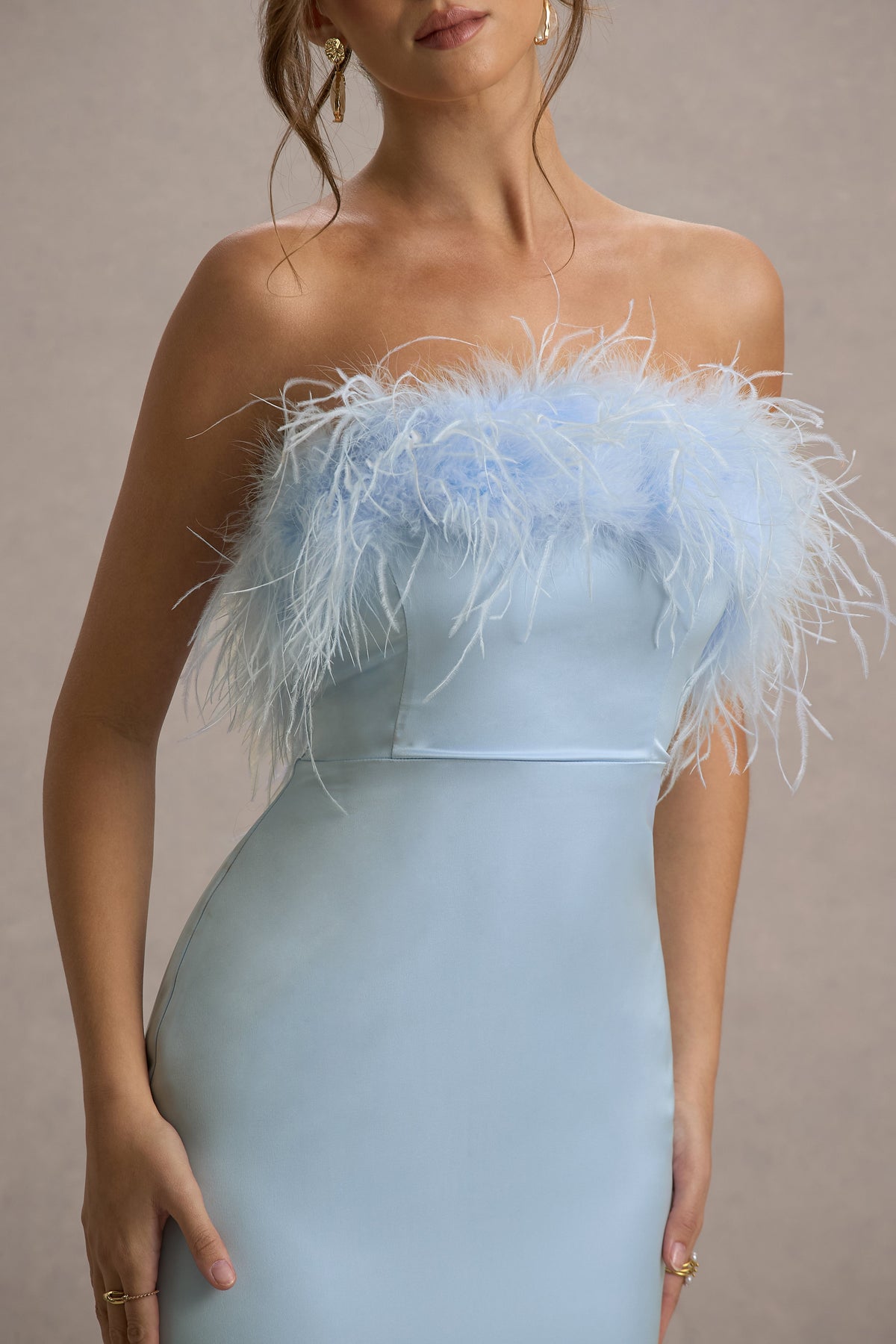 Dress For It | Puderblaues Satin-Maxikleid mit Federbesatz und Bandeau-Ausschnitt