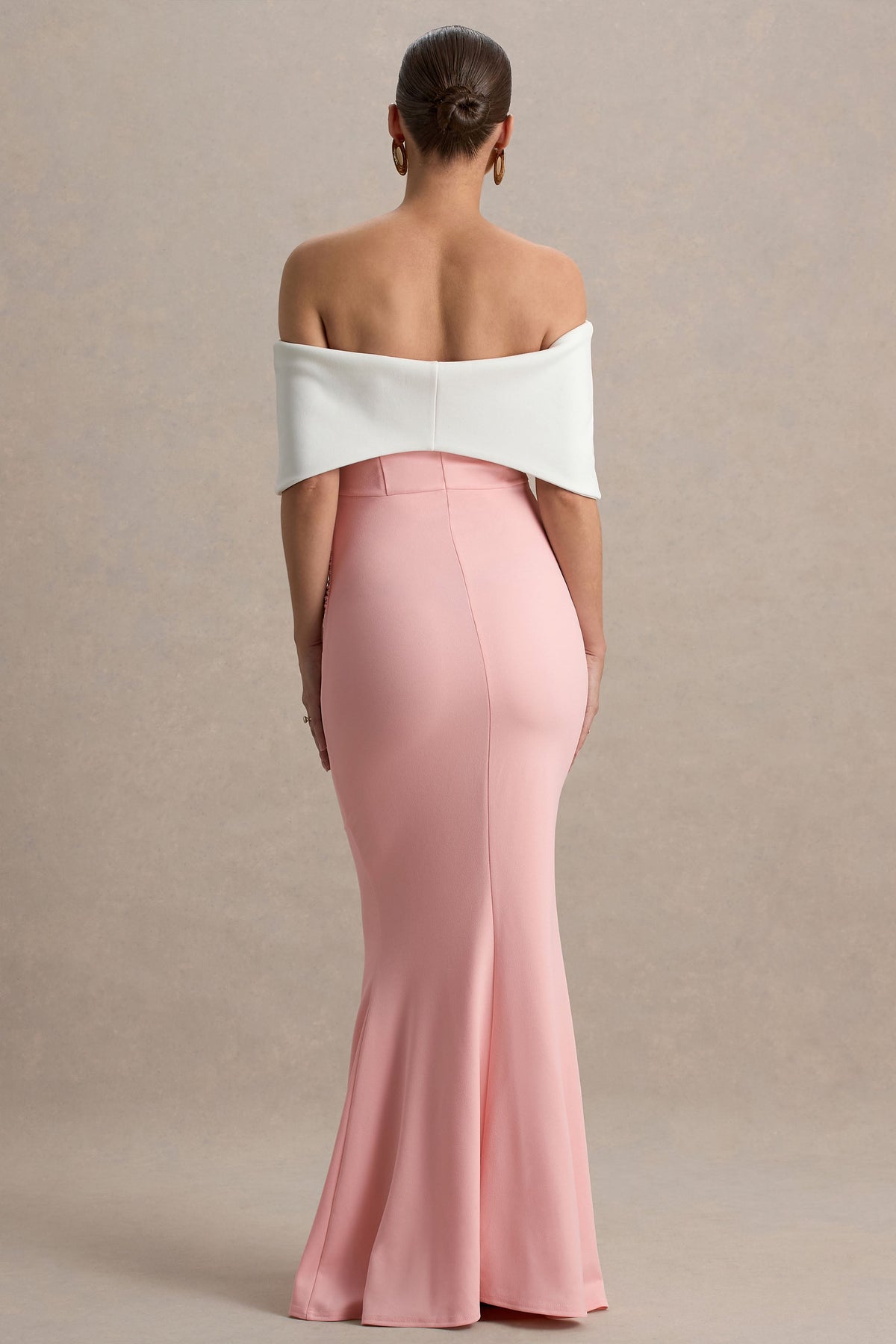 Libra | Rosa-weißes Umstands-Maxikleid im Bardot-Stil mit Schleife