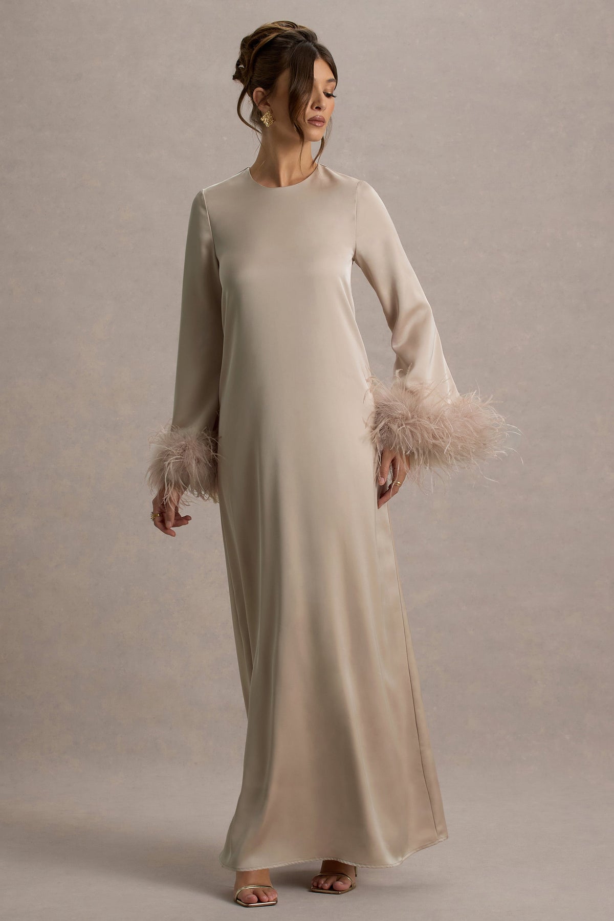 Adella | Champagnerfarbenes Satin-Maxikleid mit Federsaum