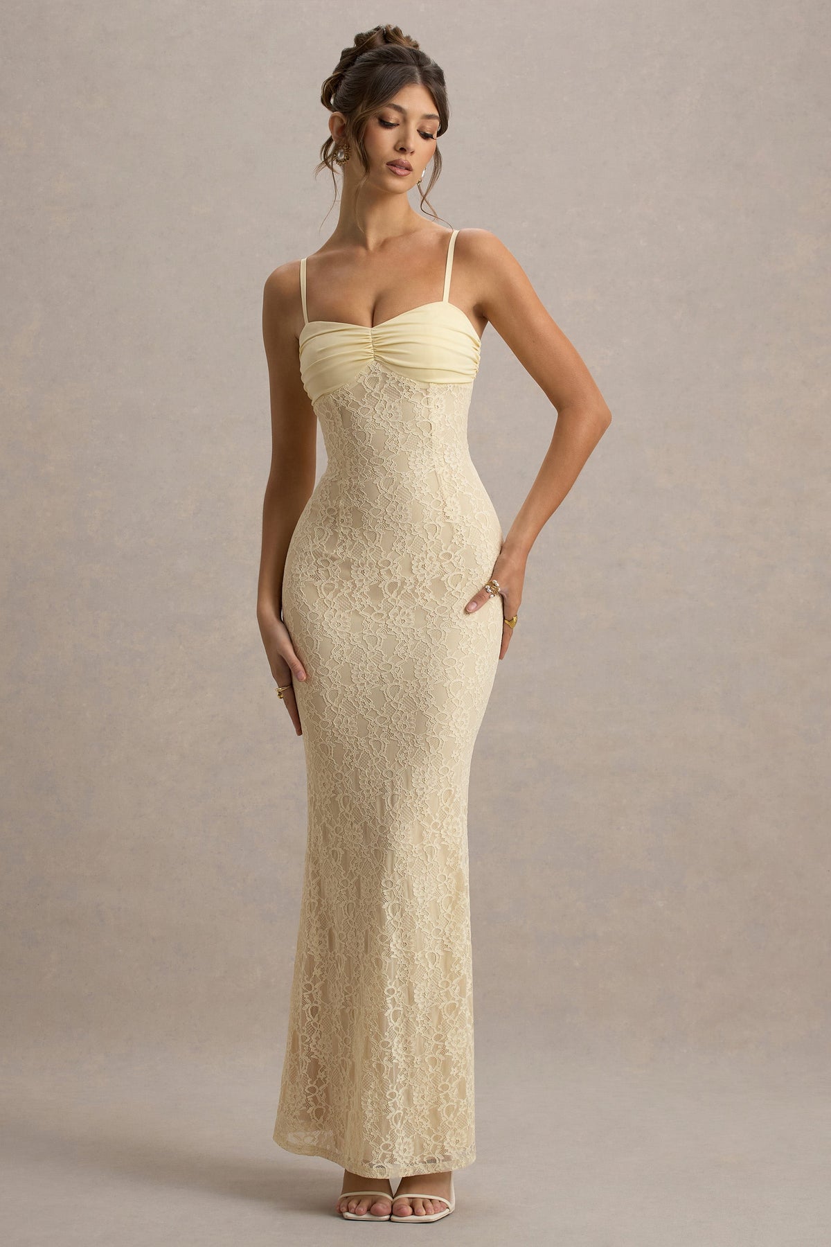 Felicia | Blassgelbes Maxikleid aus Satin mit Herzausschnitt und Spitzendetails.
