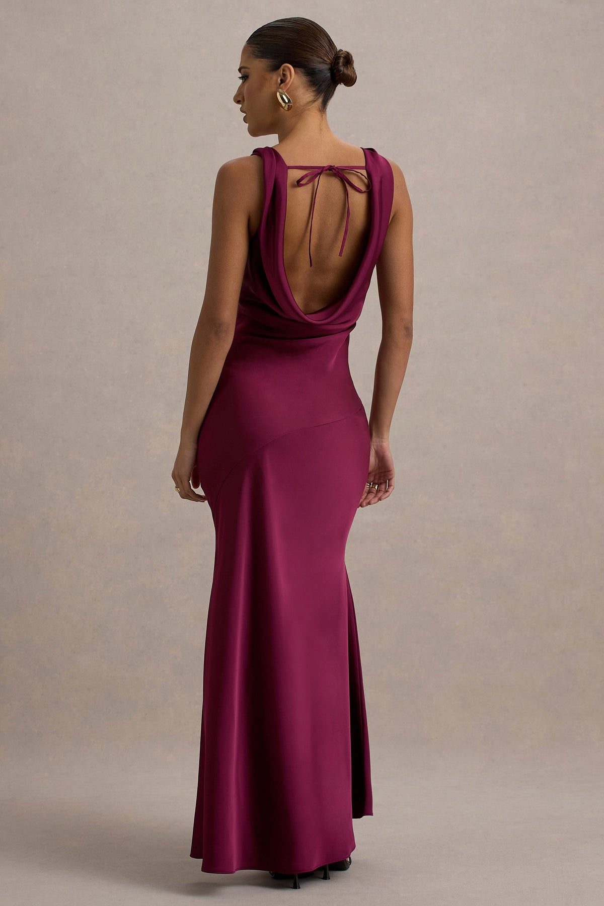 Alesso | Burgunderrotes Satin-Maxikleid mit Wasserfallausschnitt