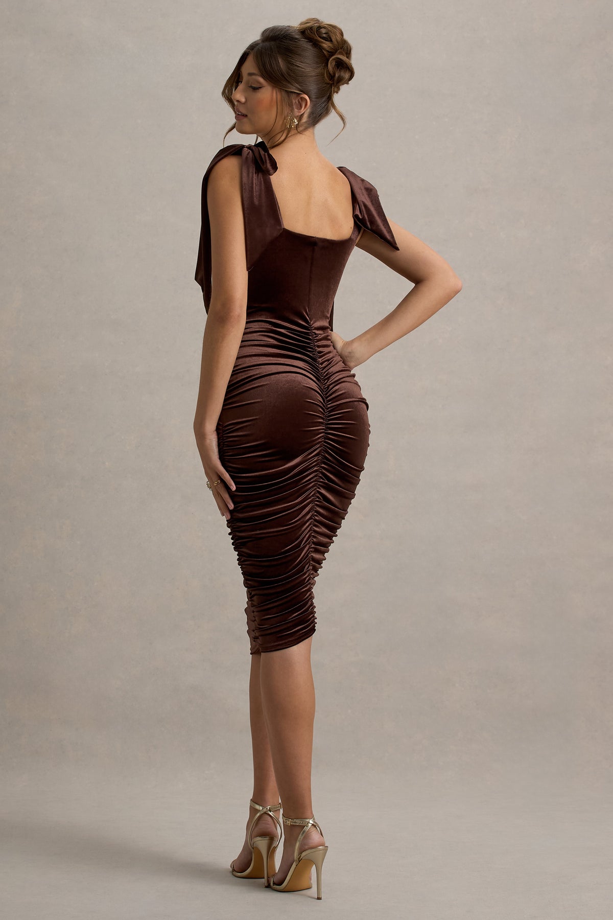 Tarna | Braunes Samt-Midikleid mit Schleifen-Trägern