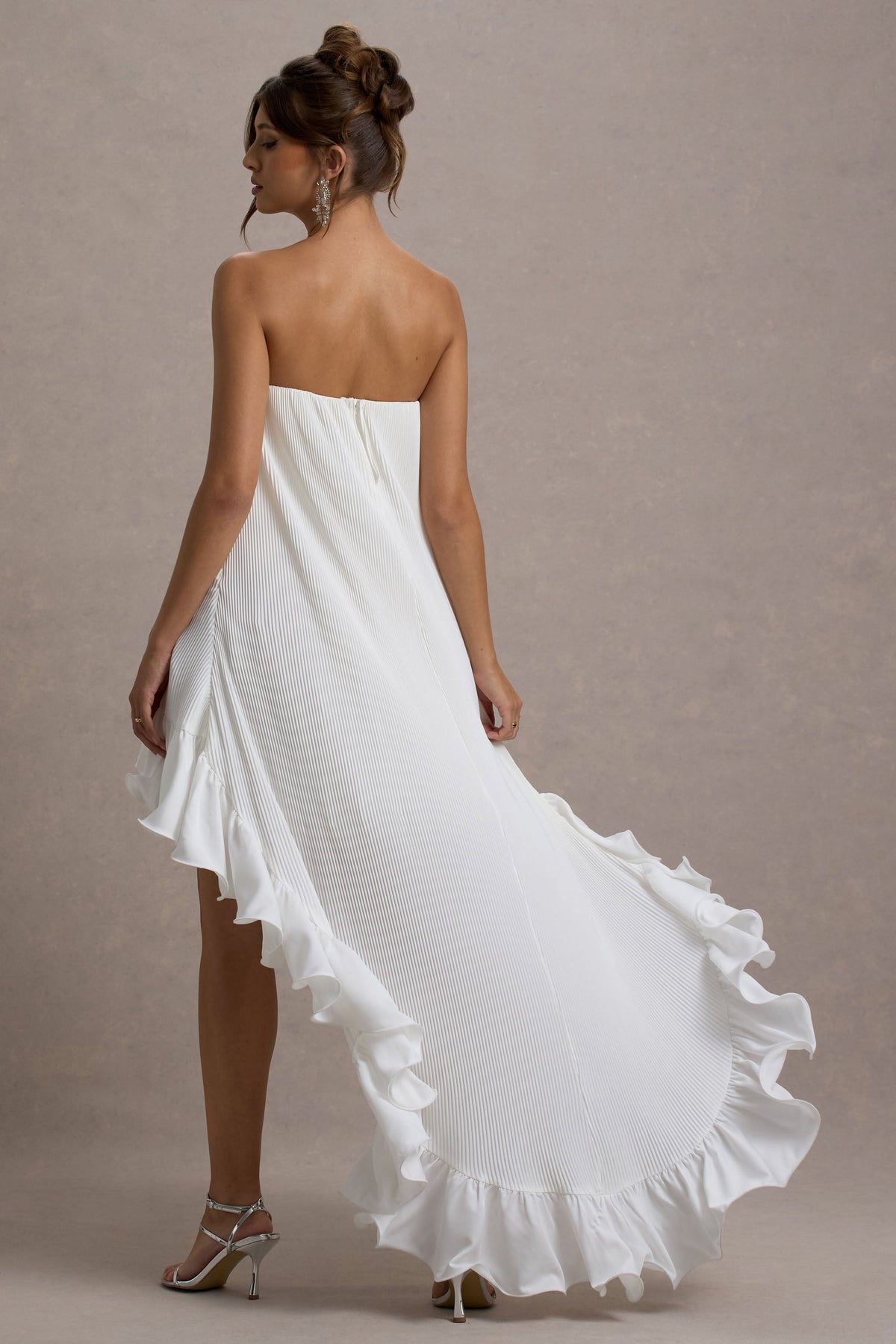 Whistler | Weißes Maxikleid aus Chiffon mit Bandeau-Ausschnitt, Rüschen und High-Low-Saum