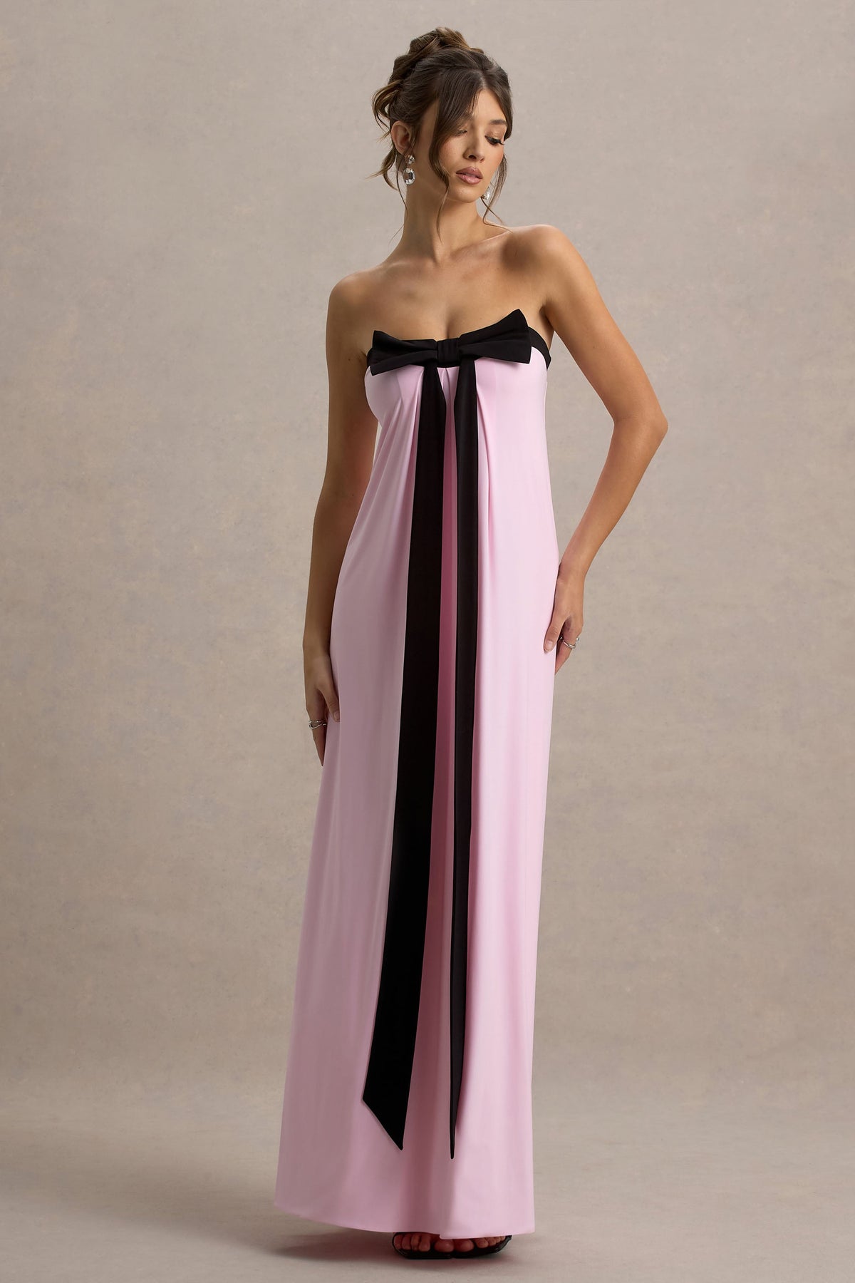 Mckenna | Rosa schulterloses Maxikleid mit schwarzer Schleife