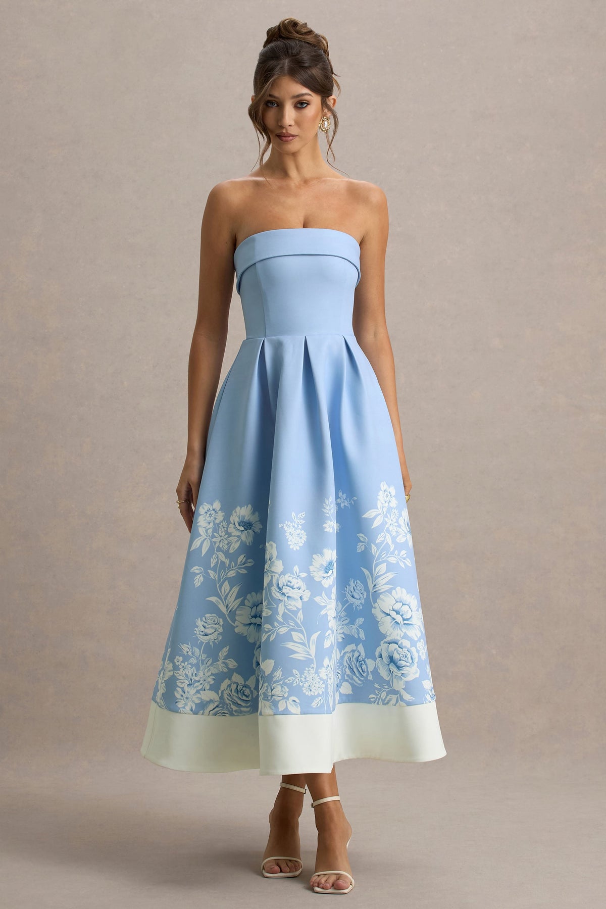 Annalise | Hellblaues Skater-Midikleid mit Blumenmuster und Bandeau-Ausschnitt