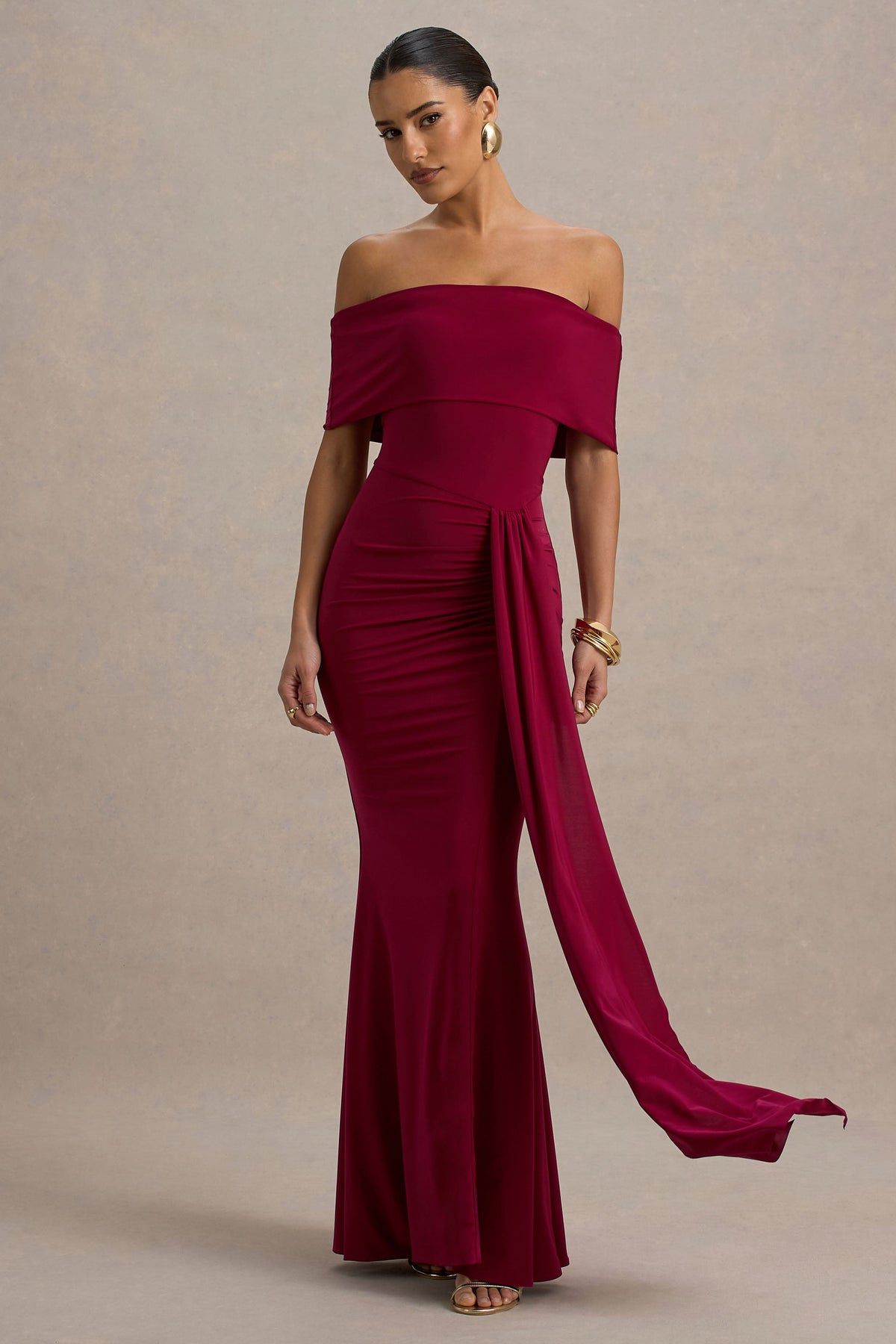Delma | Burgunderfarbiges Bardot-Maxikleid mit Drapierung.