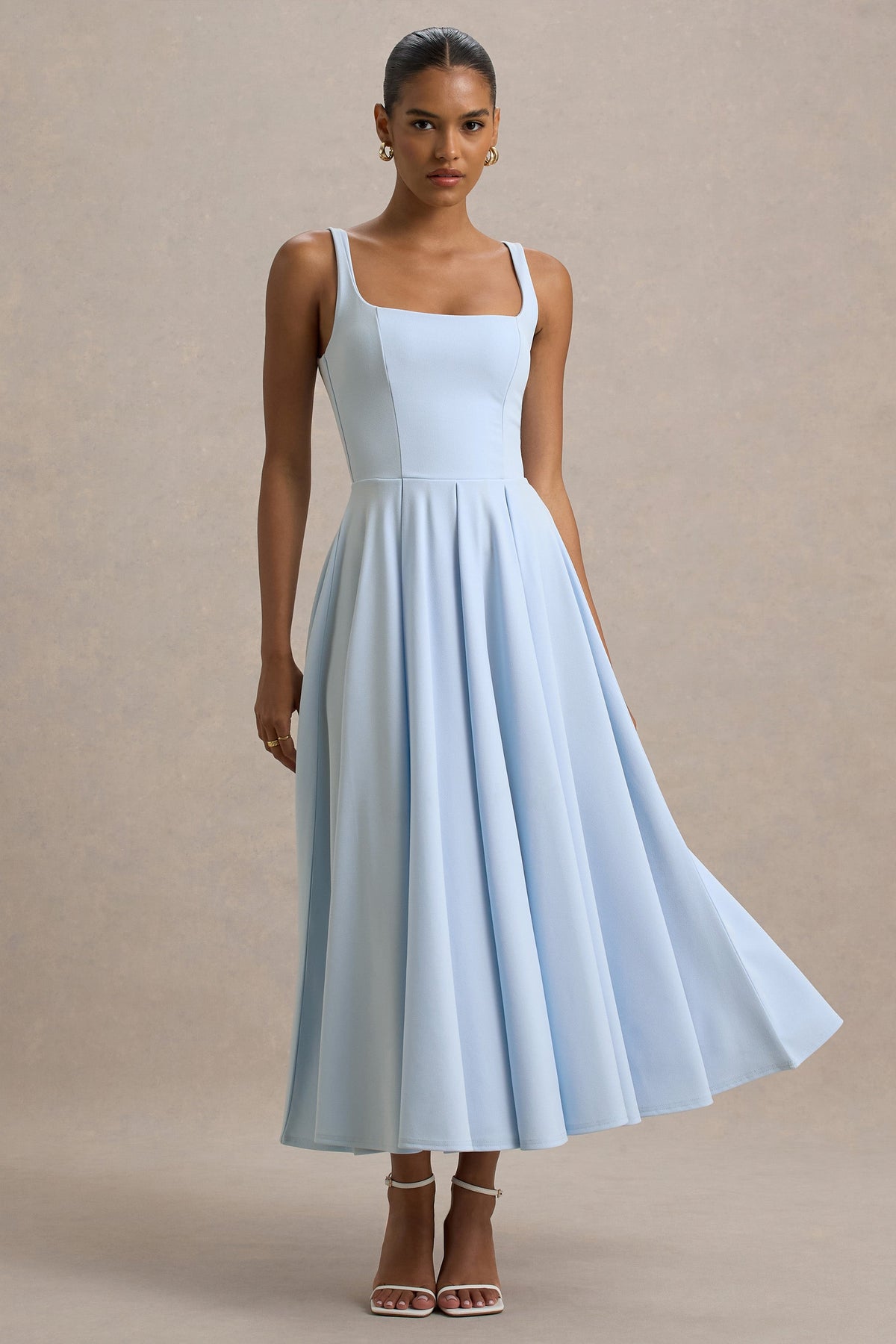 Parina | Puderblaues Midikleid mit Trägern und Volantsaum