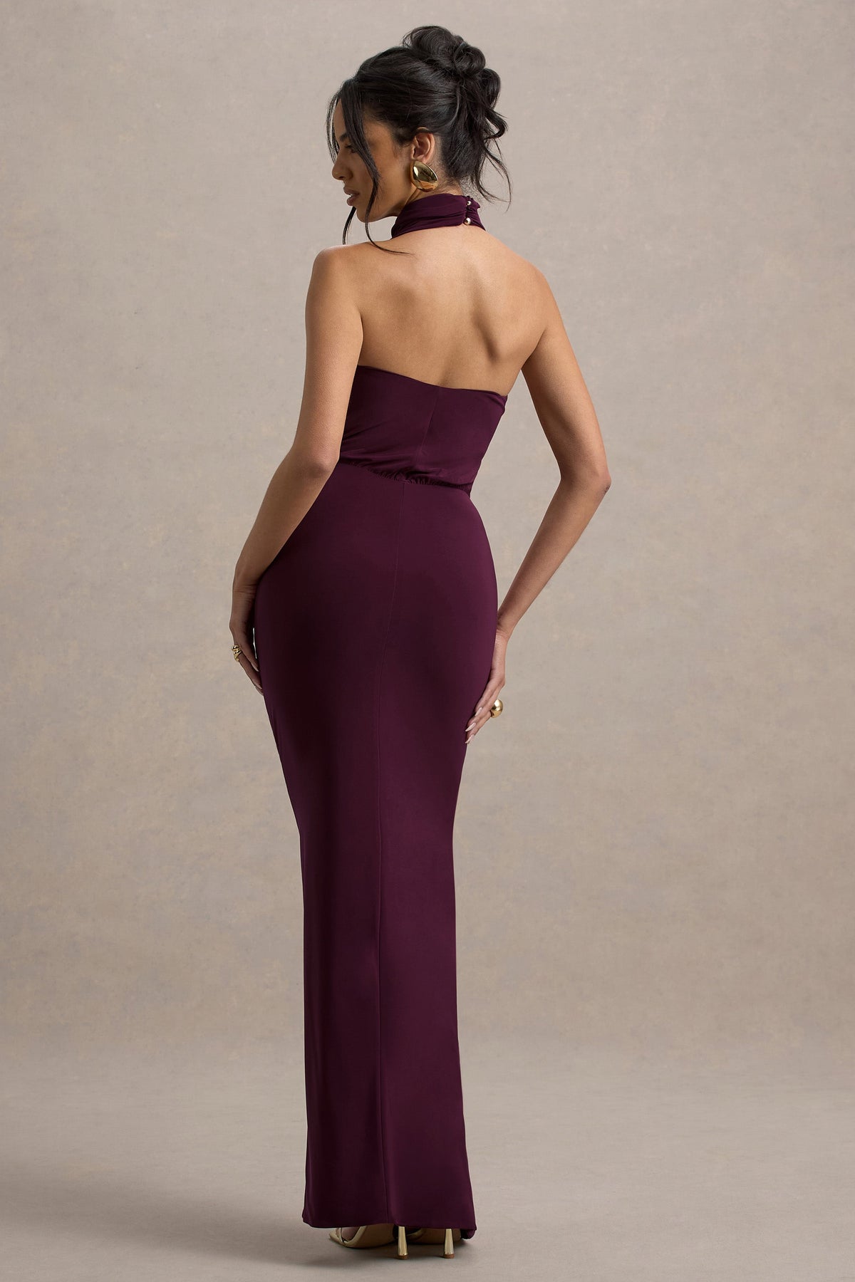 Hayden | Burgunderfarbenes High-Neck Maxikleid mit drapierter Teilung