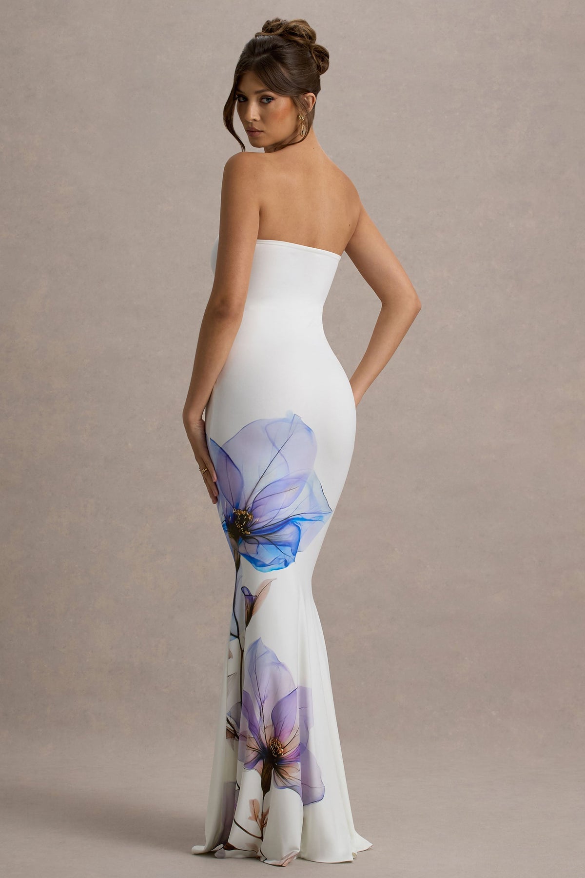 Ceremony | Weißes Maxi-Bandeaukleid mit Blumenmuster und Fischschwanz-Saum