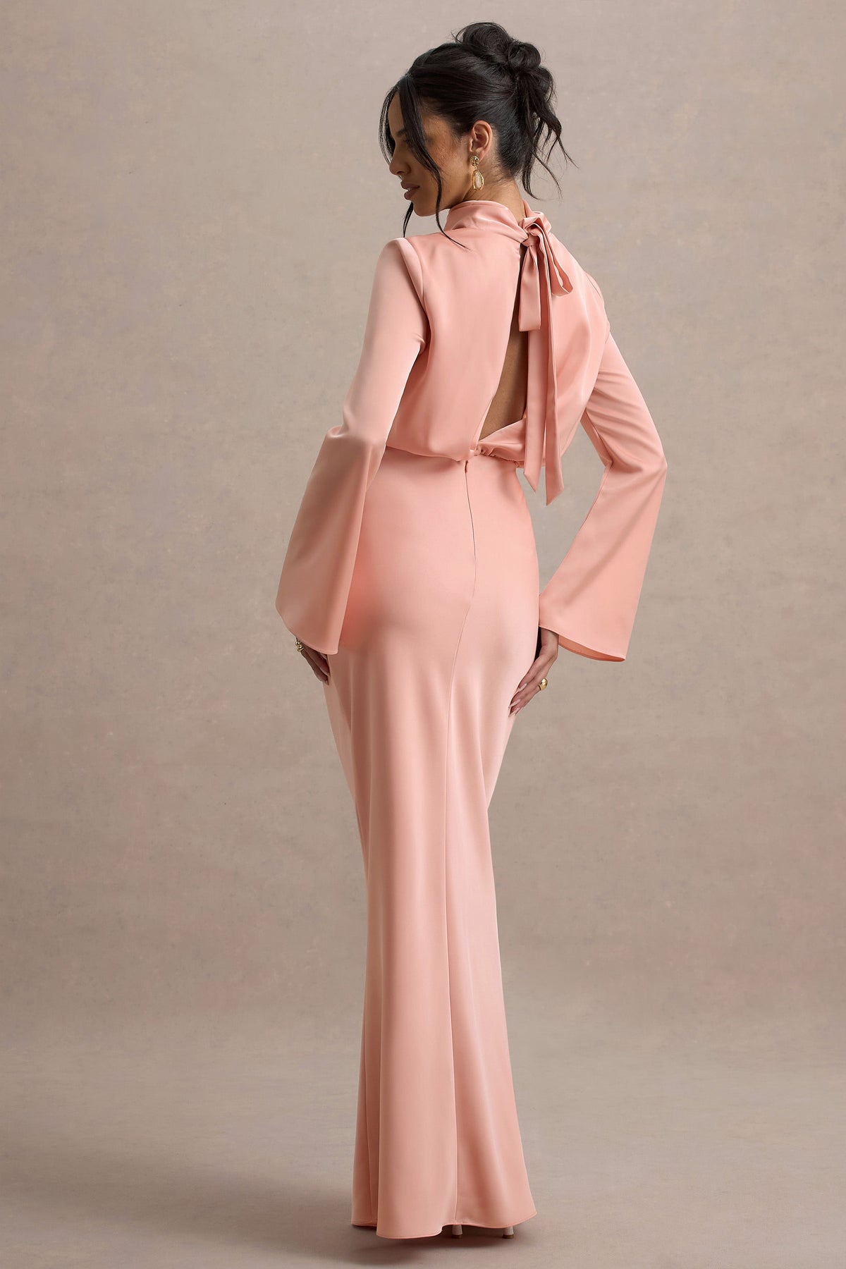 Celina | Hellrosa Satin-Maxikleid mit hohem Kragen