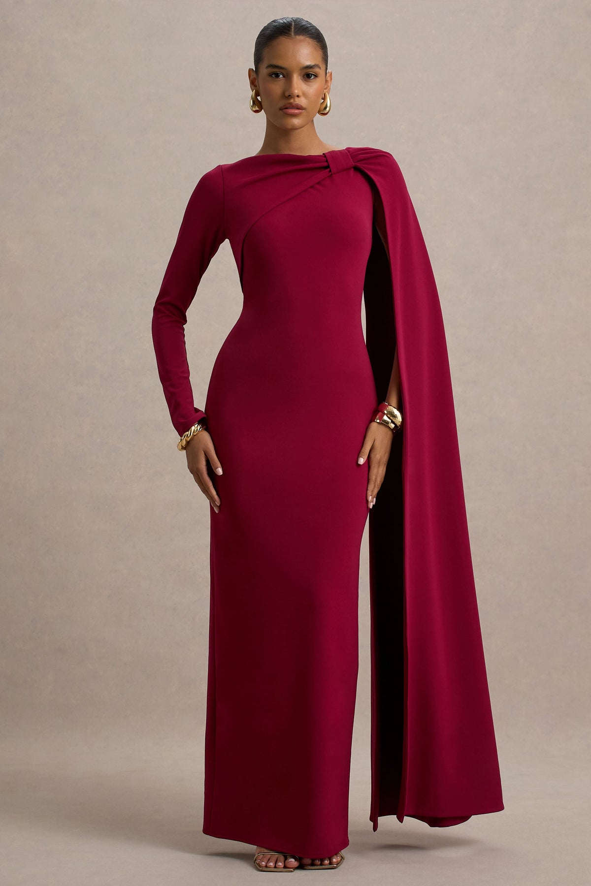 Frances | Burgunderrotes Maxikleid mit hohem Kragen und Cape-Detail.