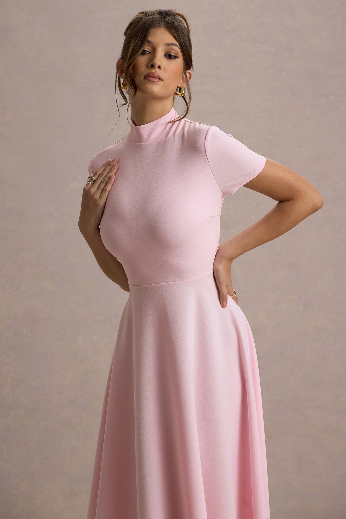 Bellona | Rosa Midi-Kleid mit hohem Kragen und High-Low-Saum