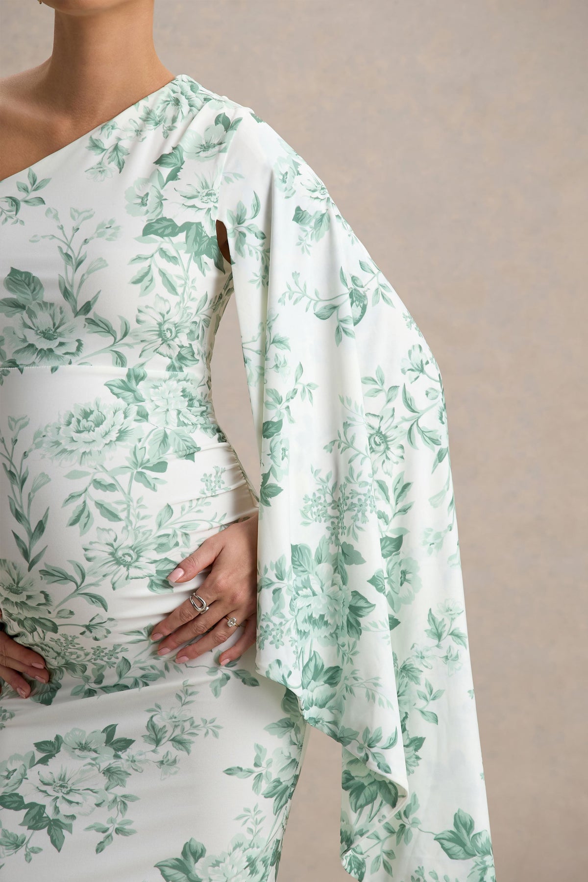 Aliana | Grünes Umstands-Maxikleid mit Rüschen und Porzellanprint