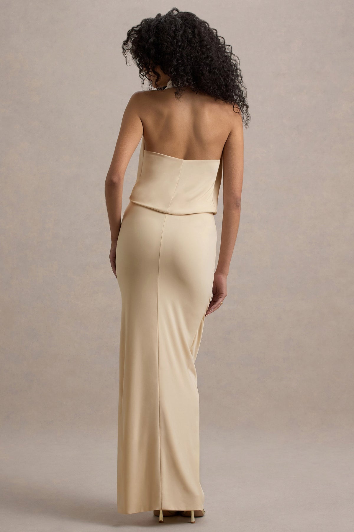 Hayden | Sandfarbenes Maxikleid mit hohem Kragen und drapiertem Schlitz