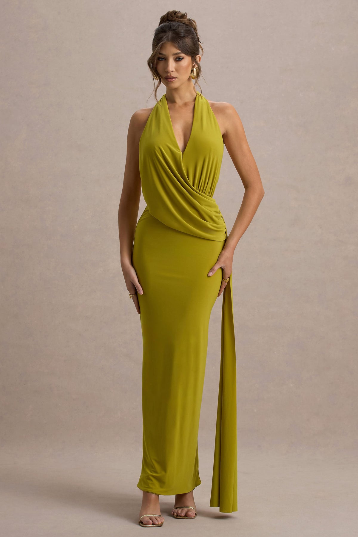 Rosina | Grünes drapiertes Maxikleid mit Halterneck und Schleife