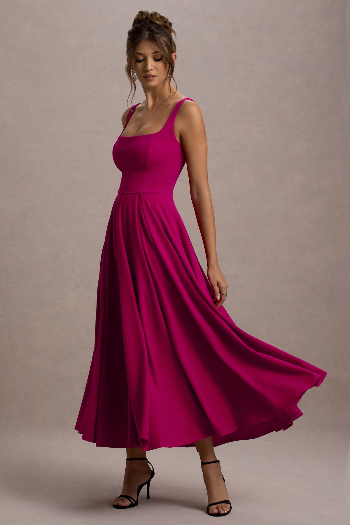 Parina | Knallpinkfarbenes Midikleid mit Trägern und Volantsaum