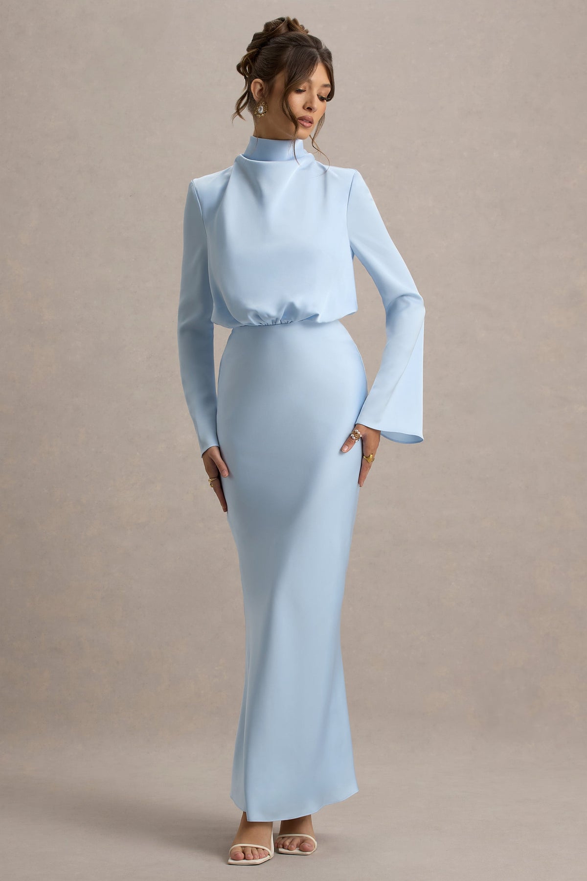 Celina | Puderblaues Satin-Maxikleid mit hohem Ausschnitt