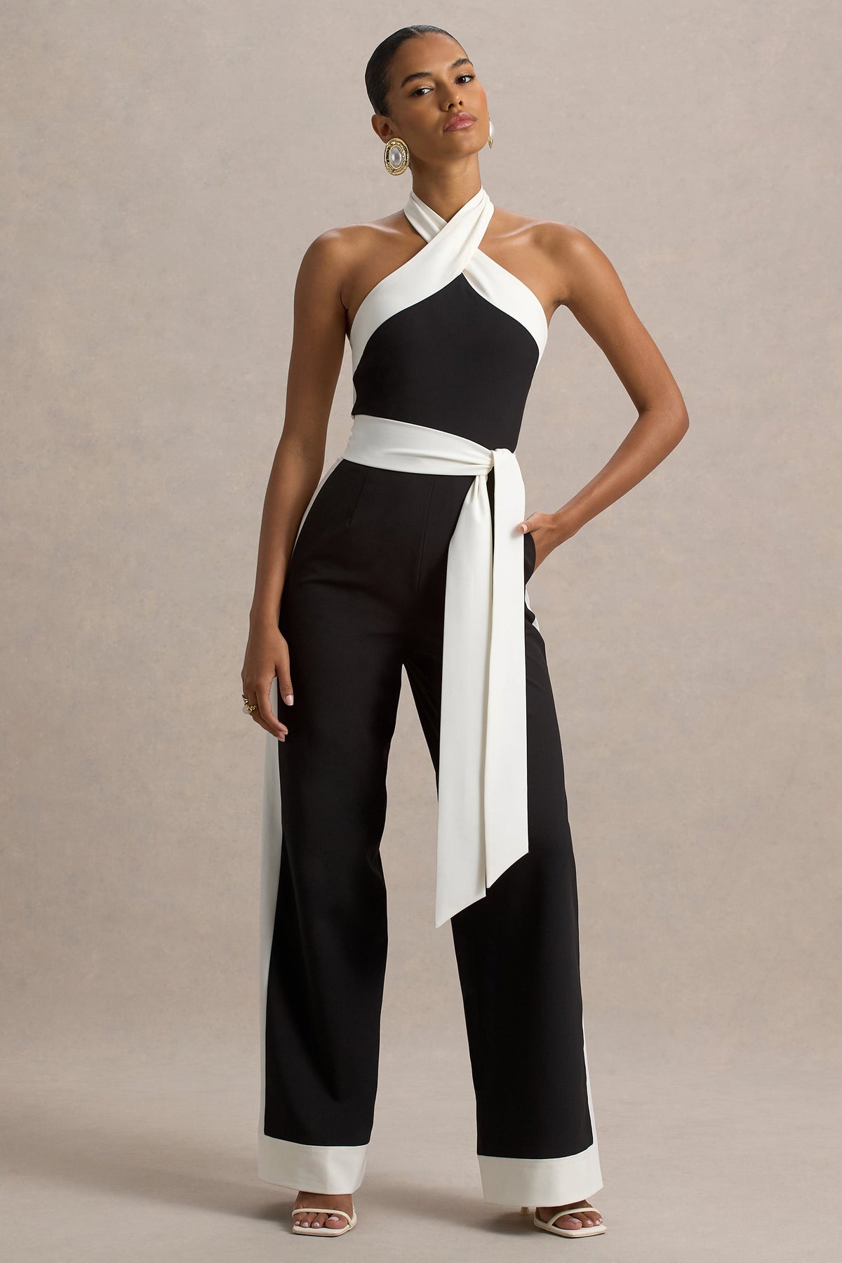 Caterina | Schwarz-weißer Neckholder-Jumpsuit mit weitem Bein
