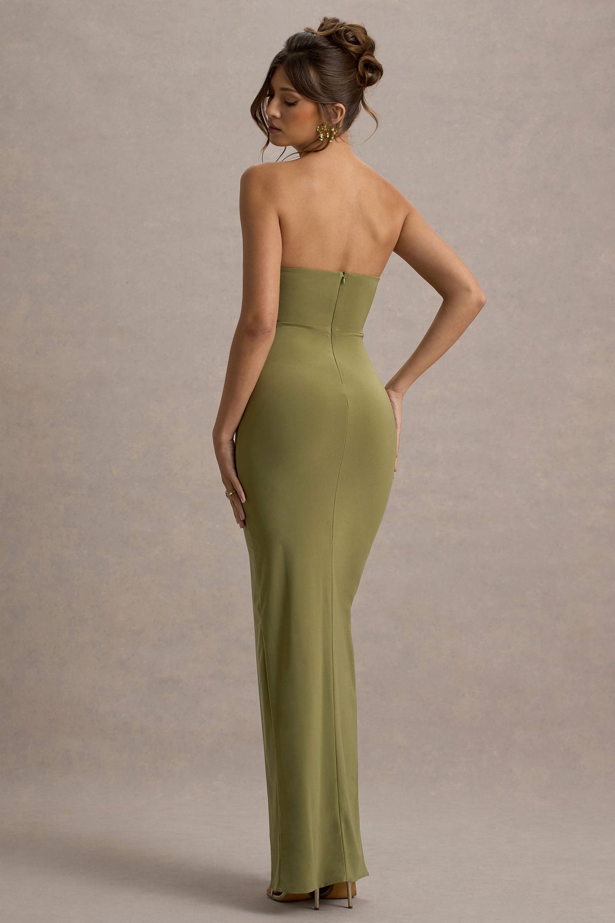Laviza | Olive schulterfreies Maxikleid mit Cut-Out und Wickeldesign