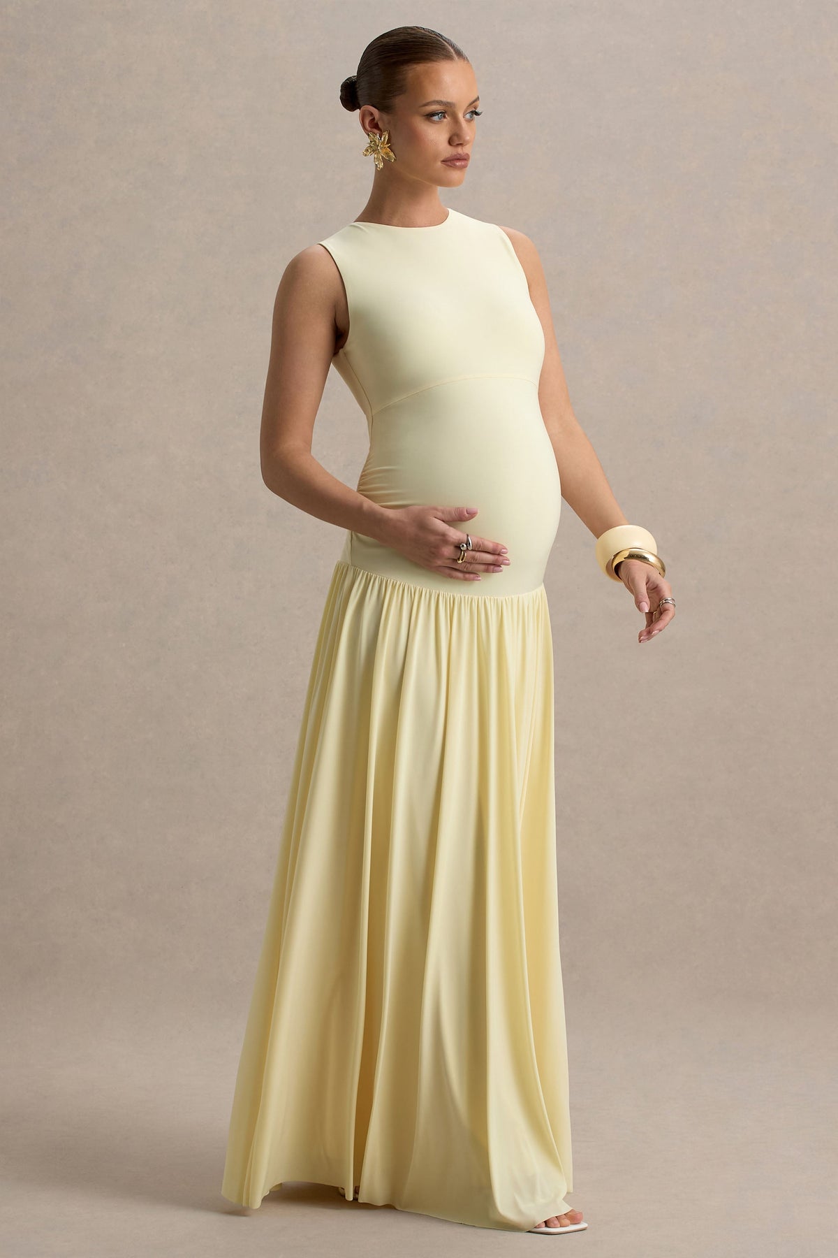 Outline | Zitronengelbes Umstands-Maxikleid mit hohem Kragen und drapiertem Rock