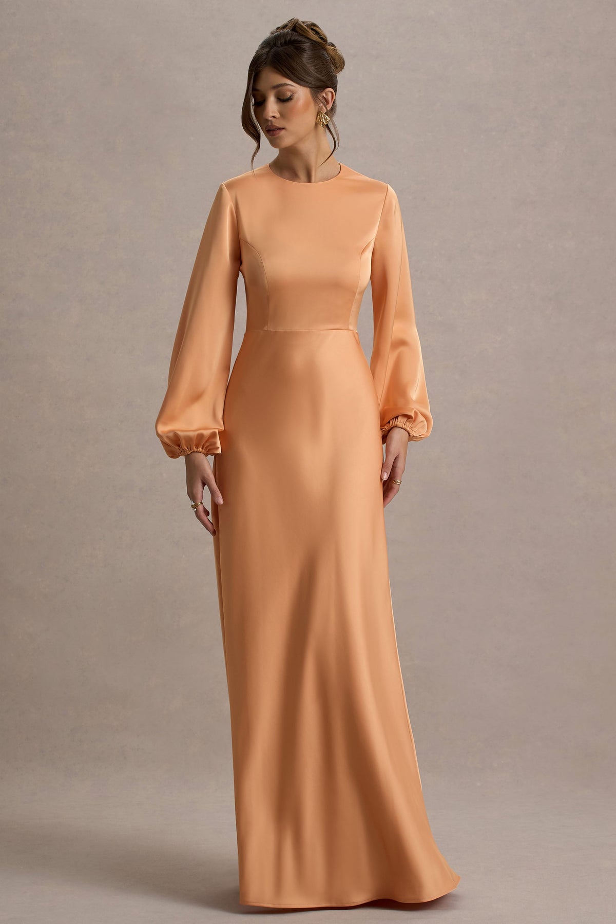 Crawley | Pfirsichfarbenes Satin-Maxikleid mit Puffärmeln