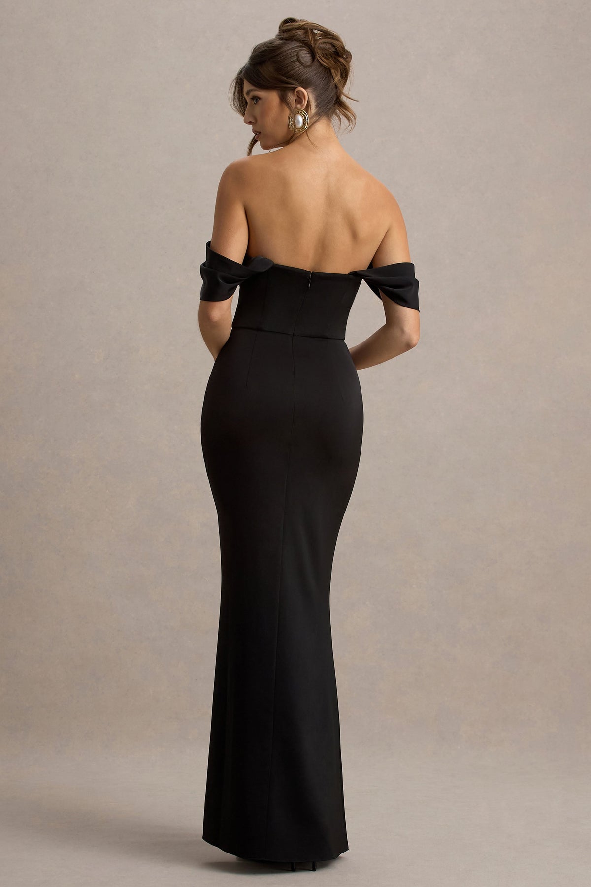 Annie | Schwarzes Satin Bardot Maxikleid mit Wickelrock und Schlitz