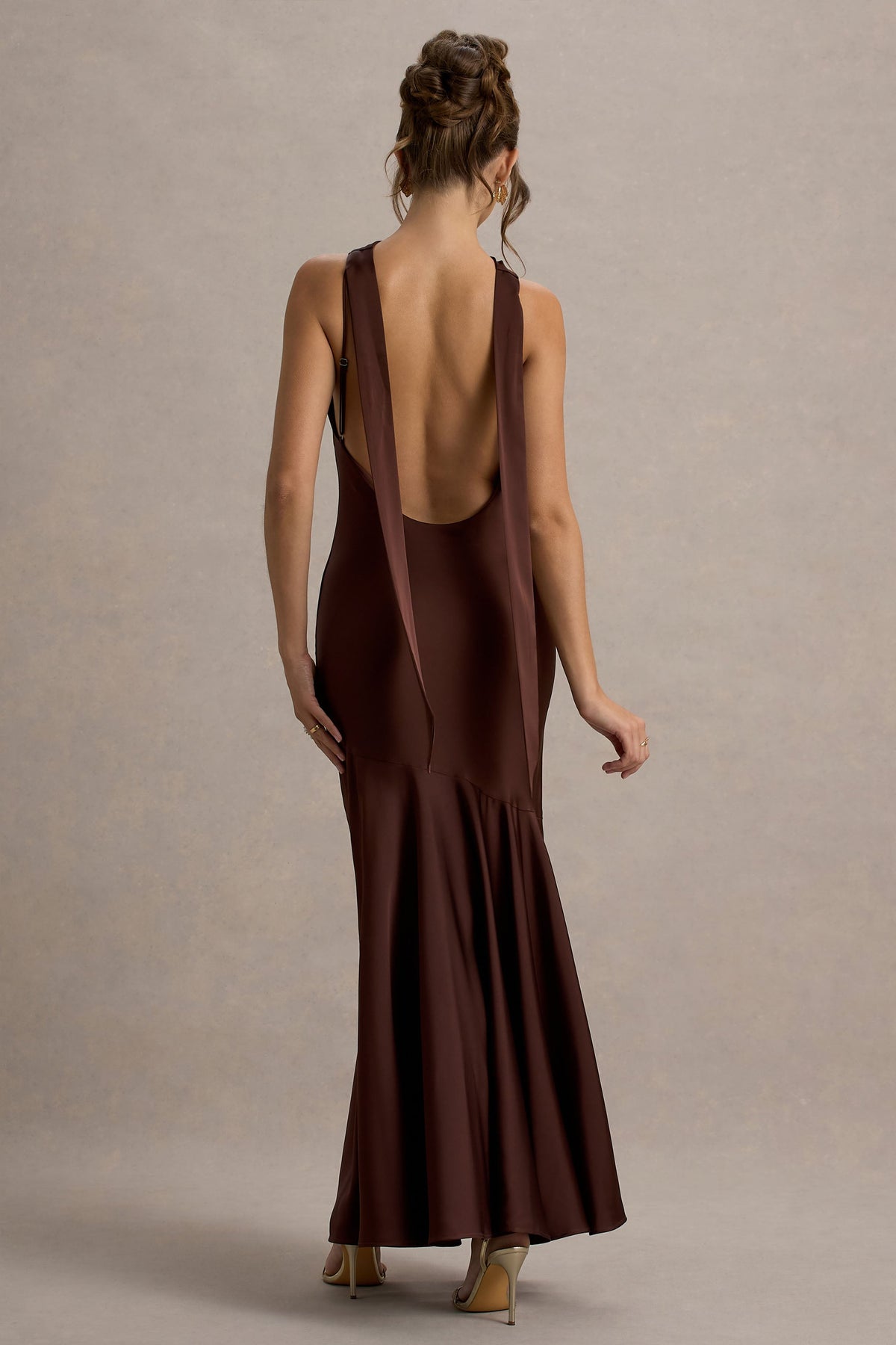 Amelita | Braunes Satin-Maxikleid mit Wasserfallausschnitt