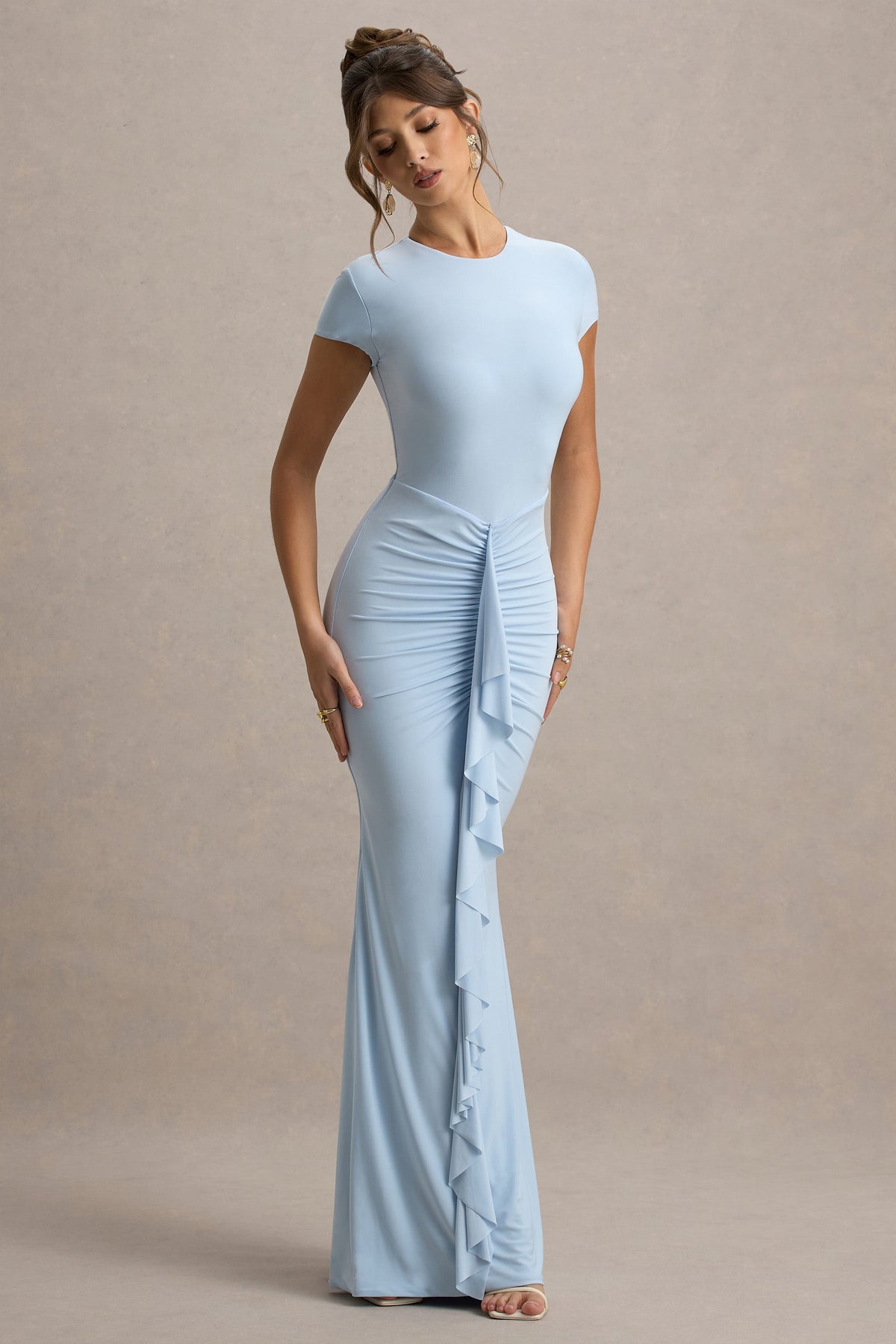 Vincenza | Puderblaues Maxikleid mit kurzen Ärmeln und Raffungen